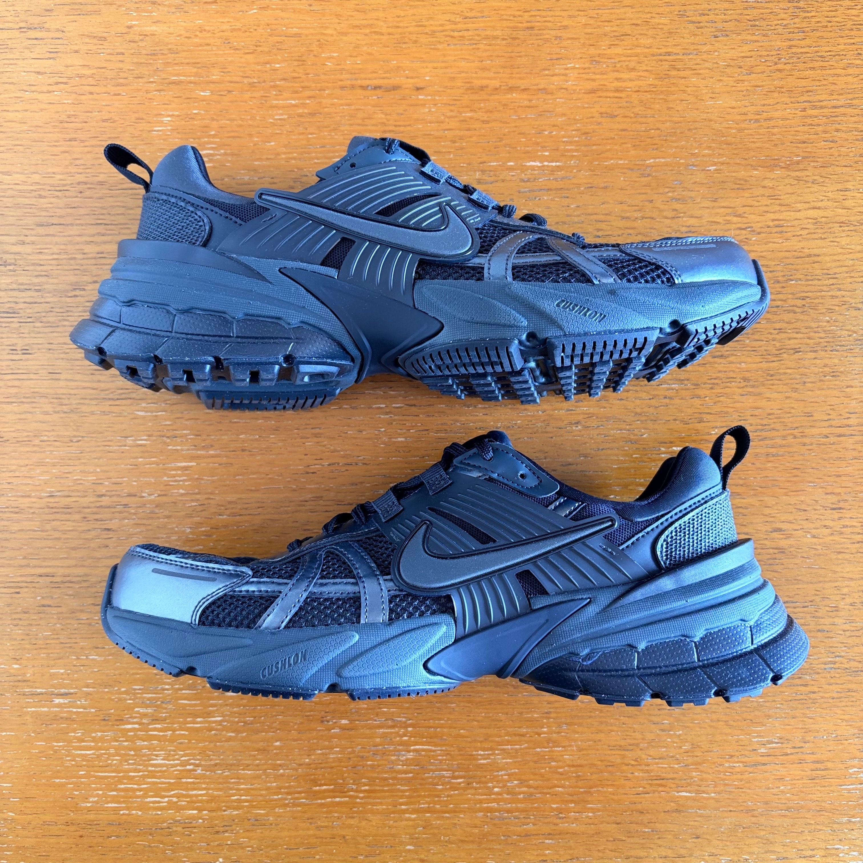 ナイキ V2Kラン "ブラック/ダークスモークグレー/アンスラサイト"