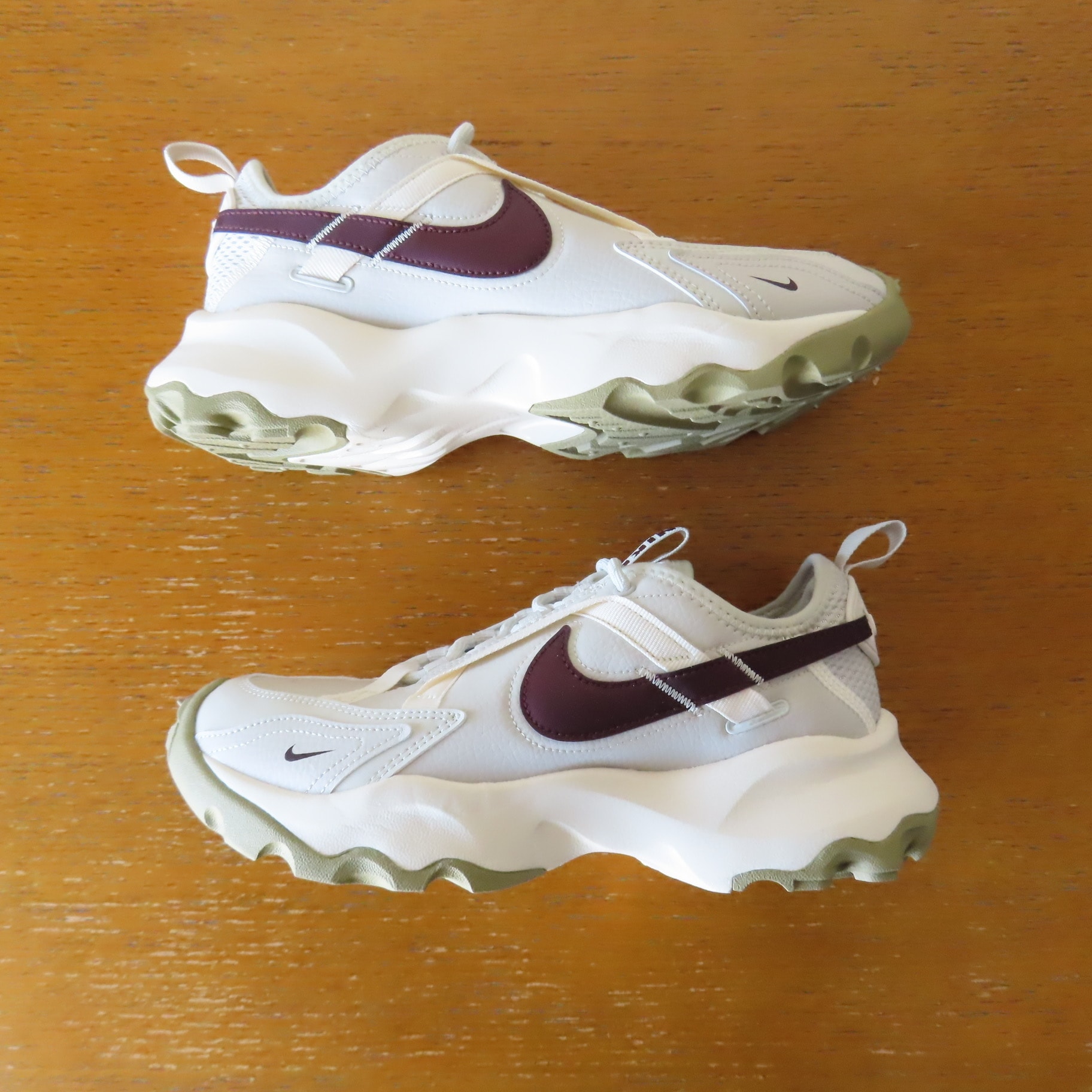 ナイキ ウィメンズ TC 7900 "ライトボーン/ペールアイボリー/ニュートラルオリーブ/バーガンディクラッシュ"