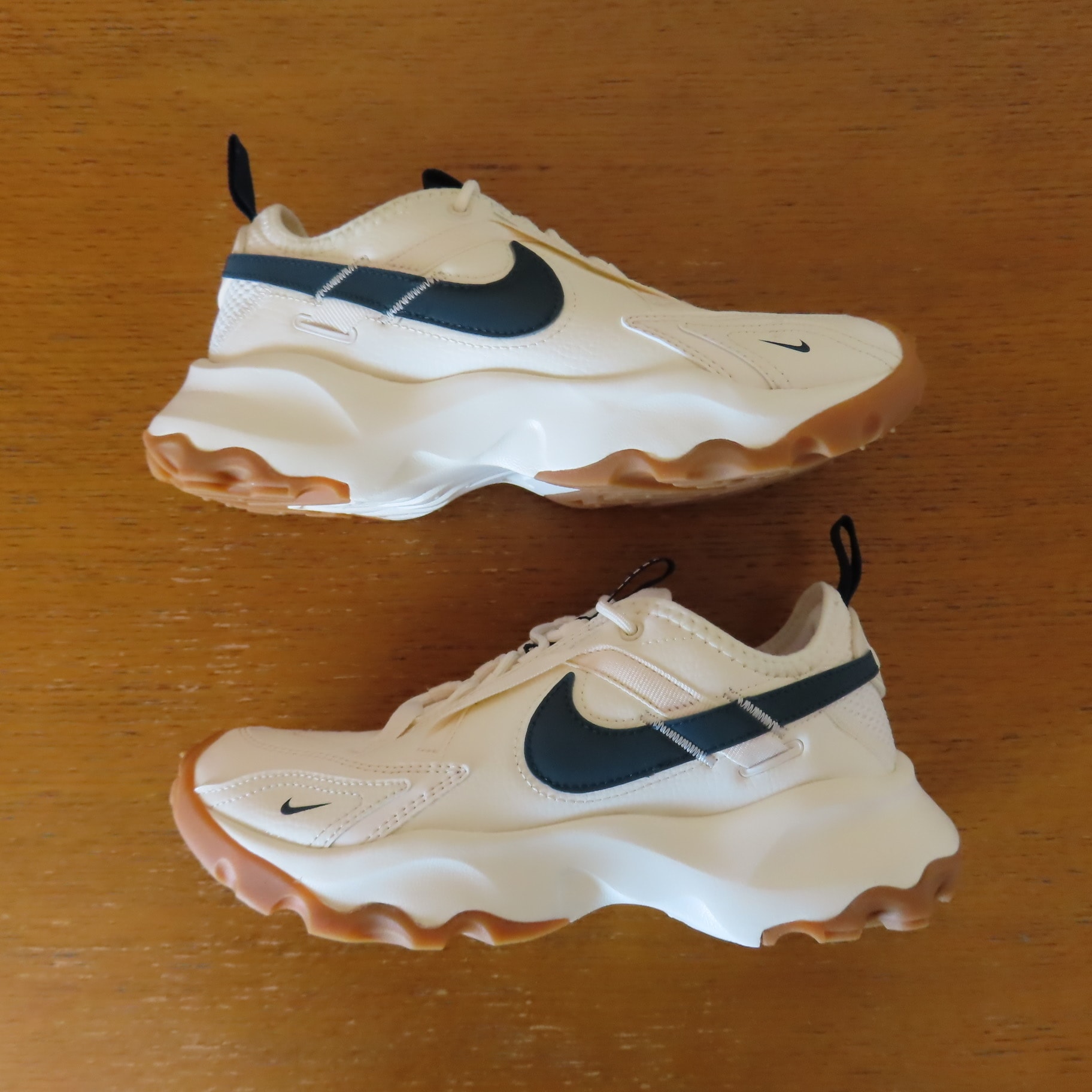 ナイキ ウィメンズ TC 7900 "ペールアイボリー/ガムライトブラウン/アーモリーネイビー"