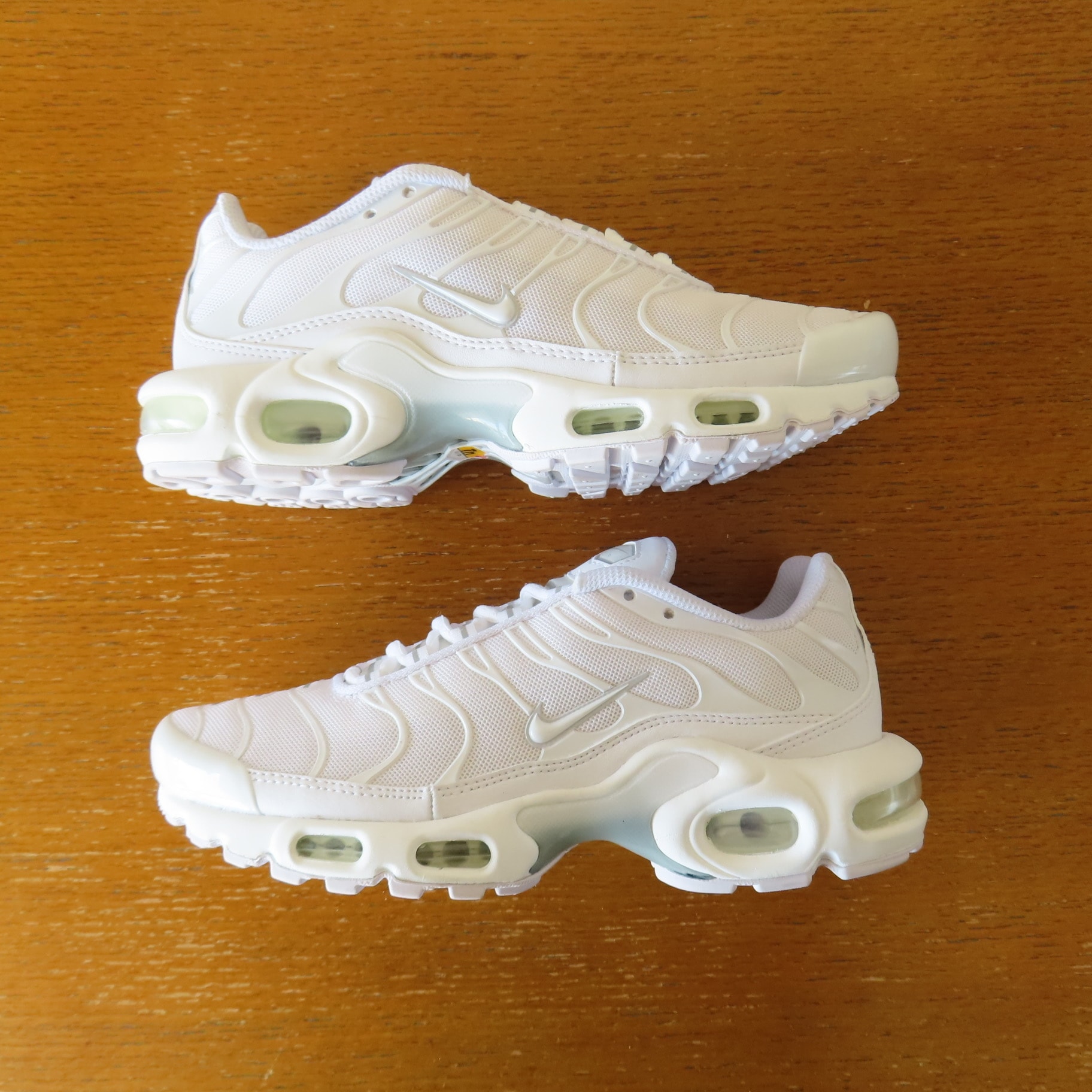 ナイキ ウィメンズ エアマックスプラス "ホワイト/ピュアプラチナム"