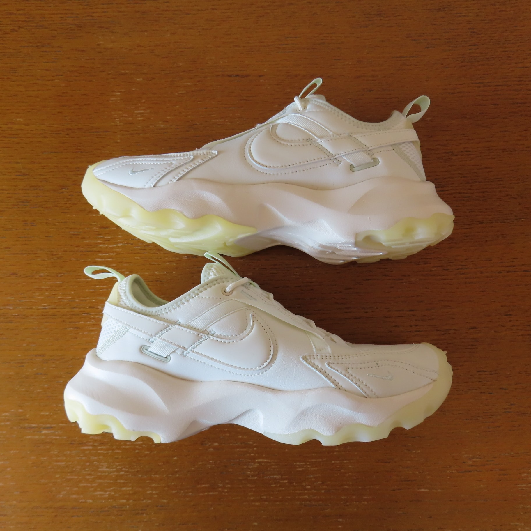 ナイキ ウィメンズ TC 7900 プレミアム "セイル/シーグラス/ベアリーグリーン"