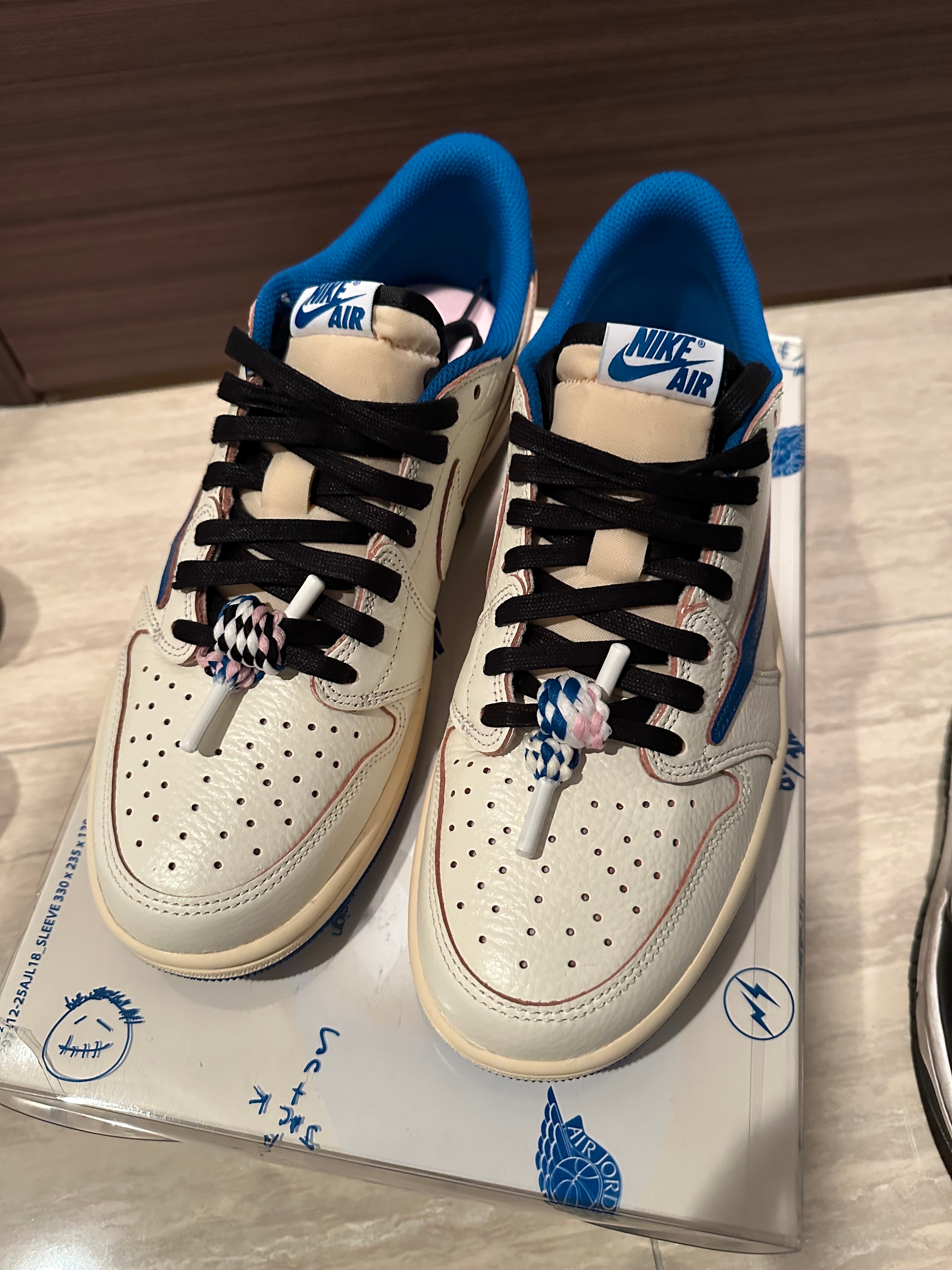 トラヴィススコット × フラグメントデザイン × ナイキ エアジョーダン1 ロー OG "セイル/ミリタリーブルー"