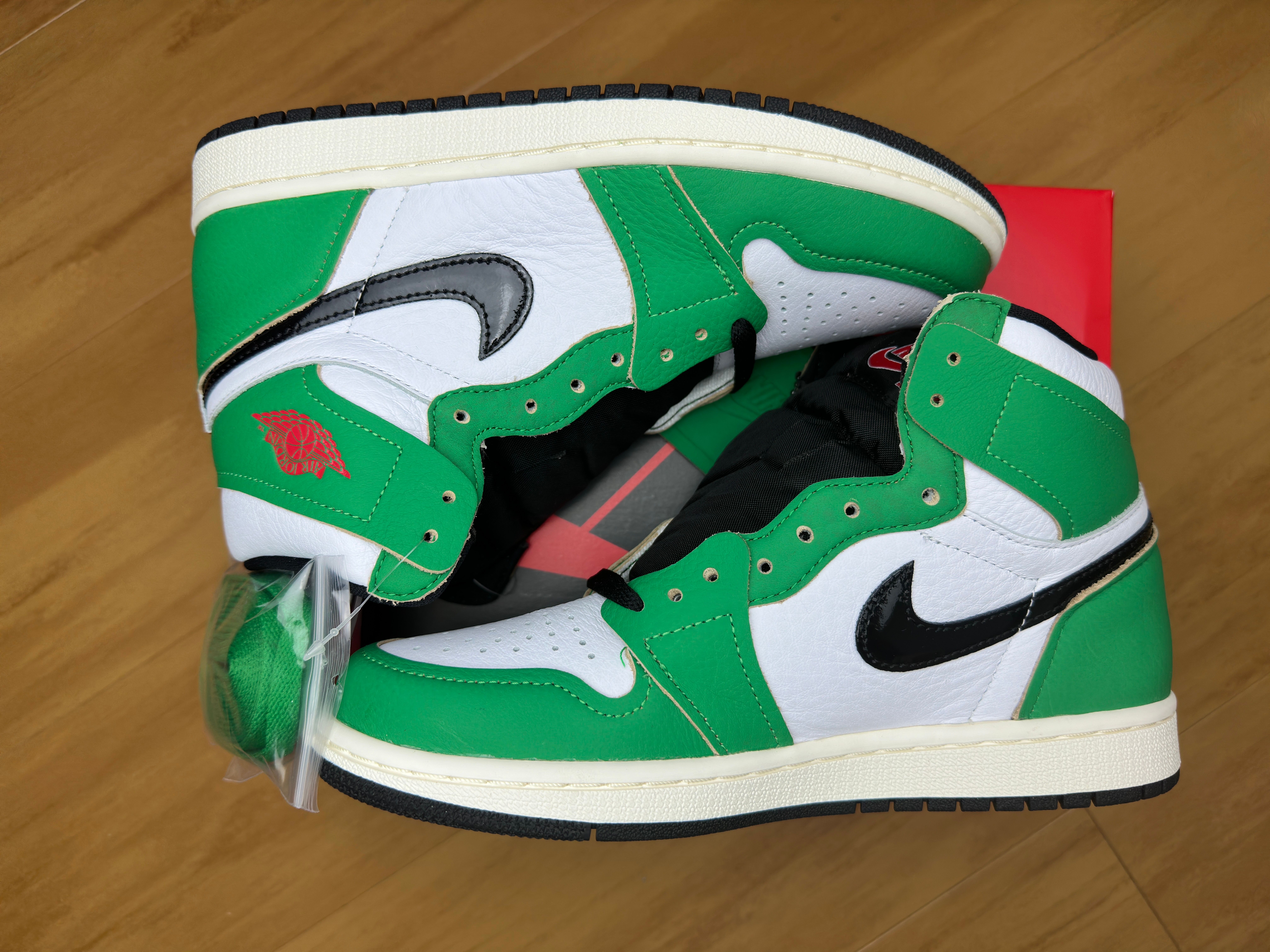Nike Women's Air Jordan 1 High OG "Lucky Green/White-Sail-Black"