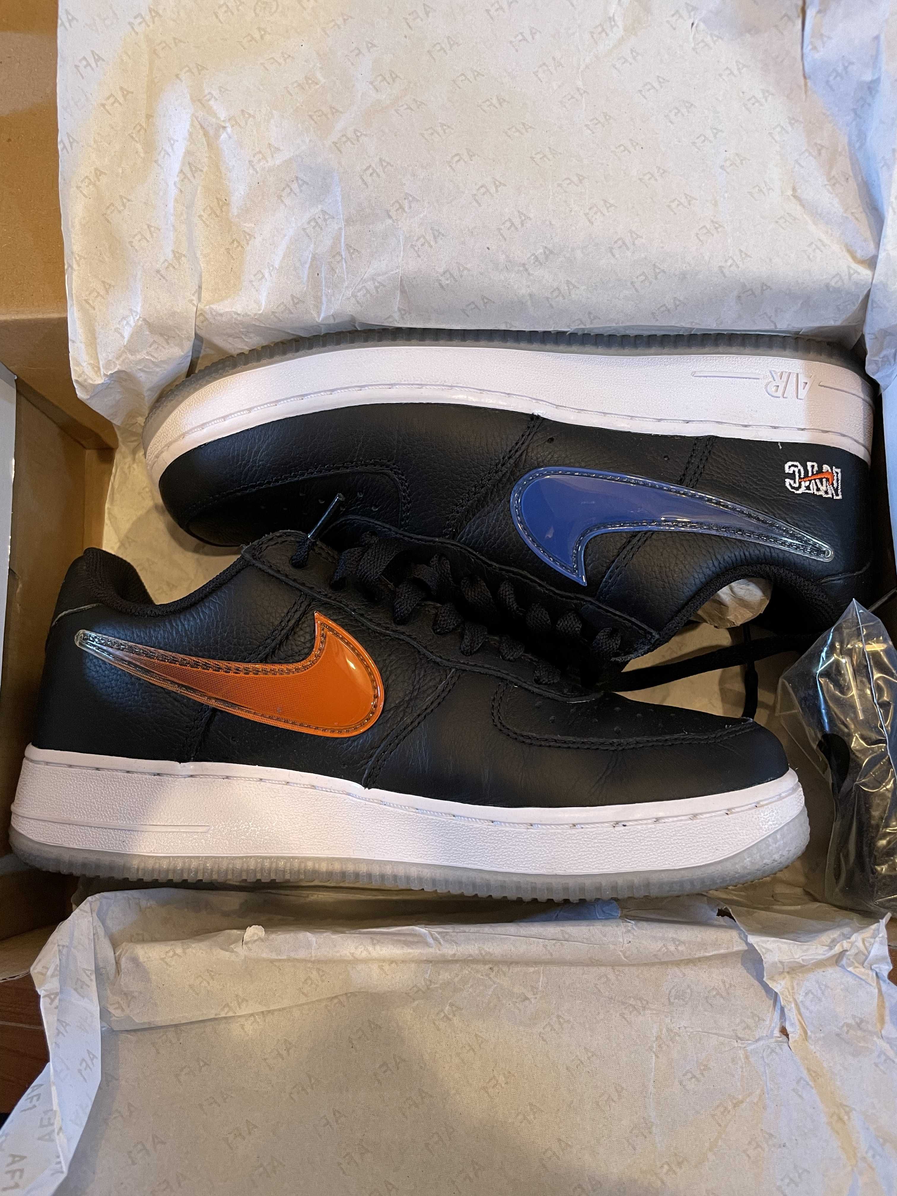 KITH × Nike Air Force 1 Low New York Knicks "Black/Brilliant Orange/Rush/Brilliant White"