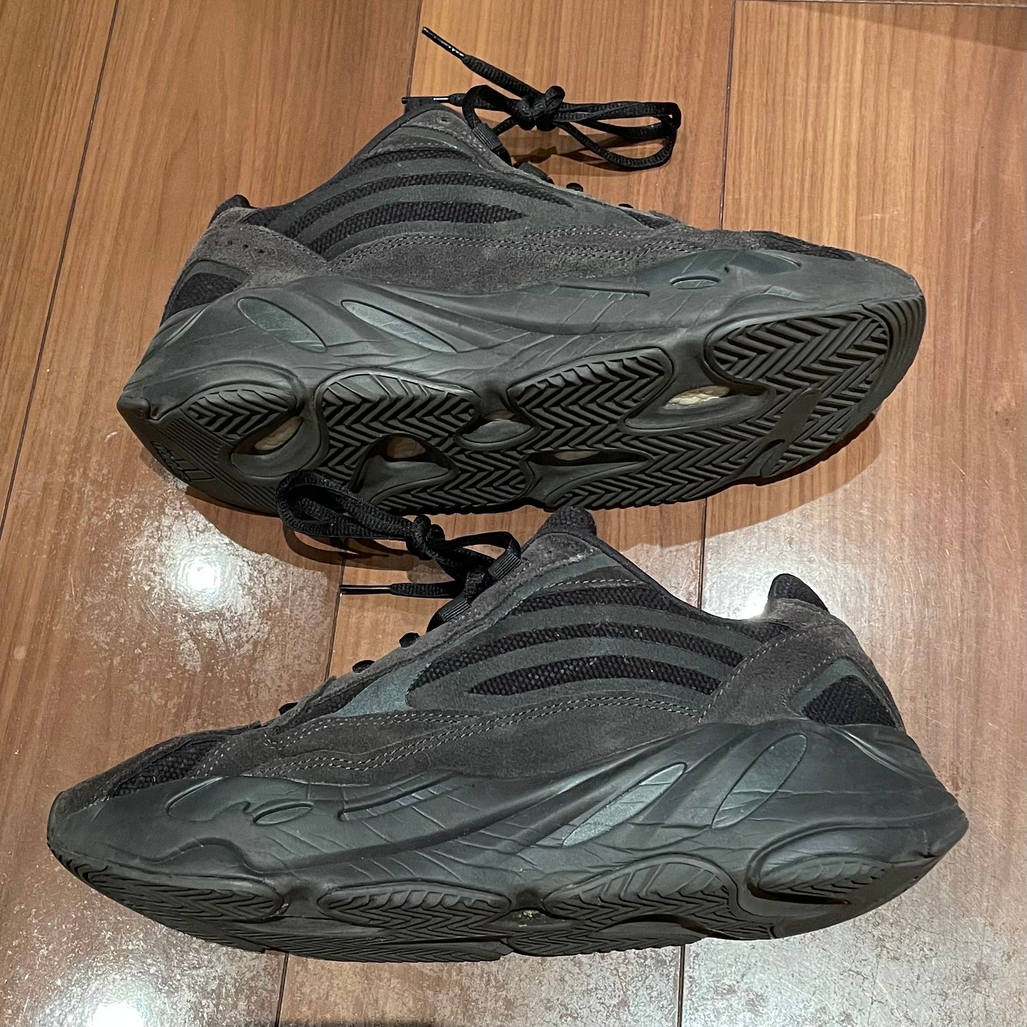 adidas YEEZY BOOST 700 V2 "Vanta"