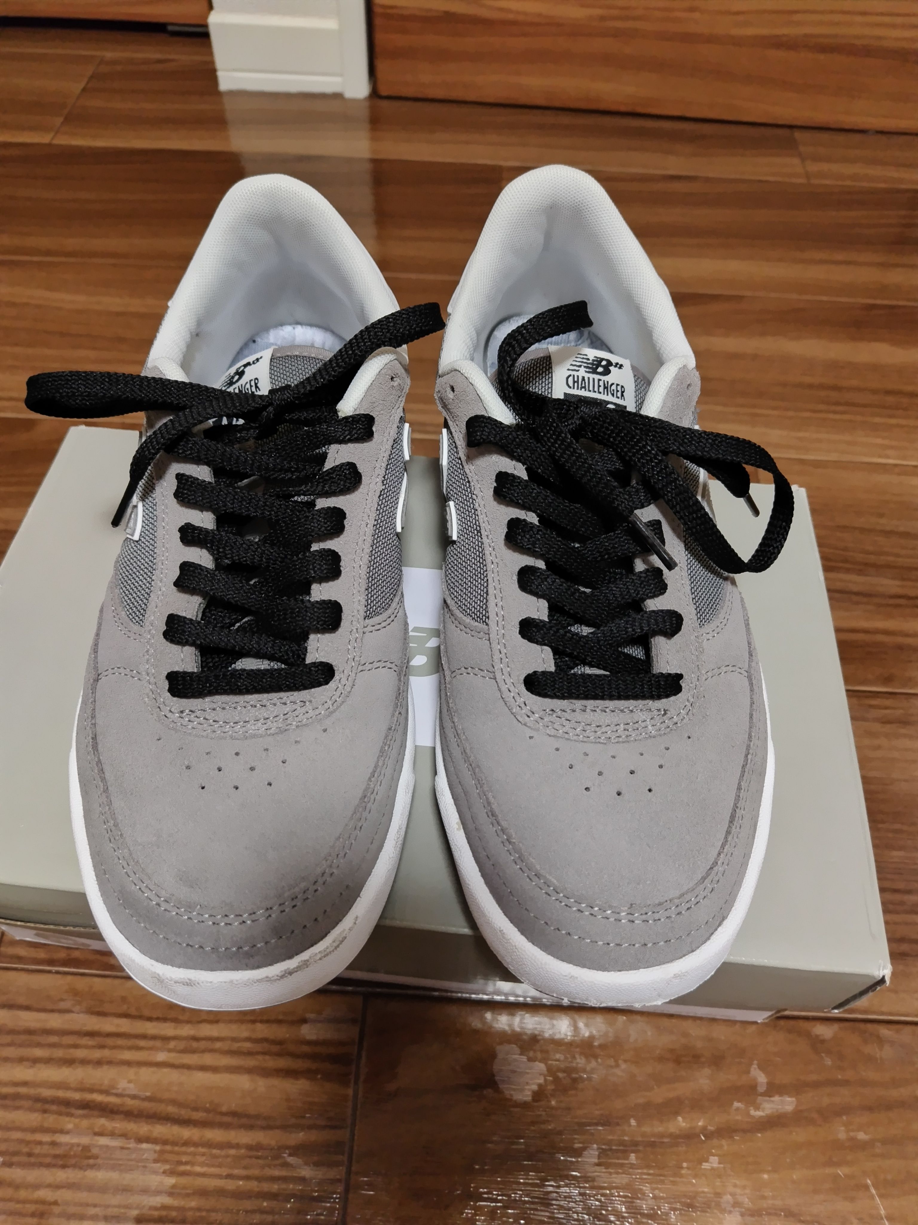 チャレンジャー × ニューバランス ヌメリック 440 "グレー/ブラック"