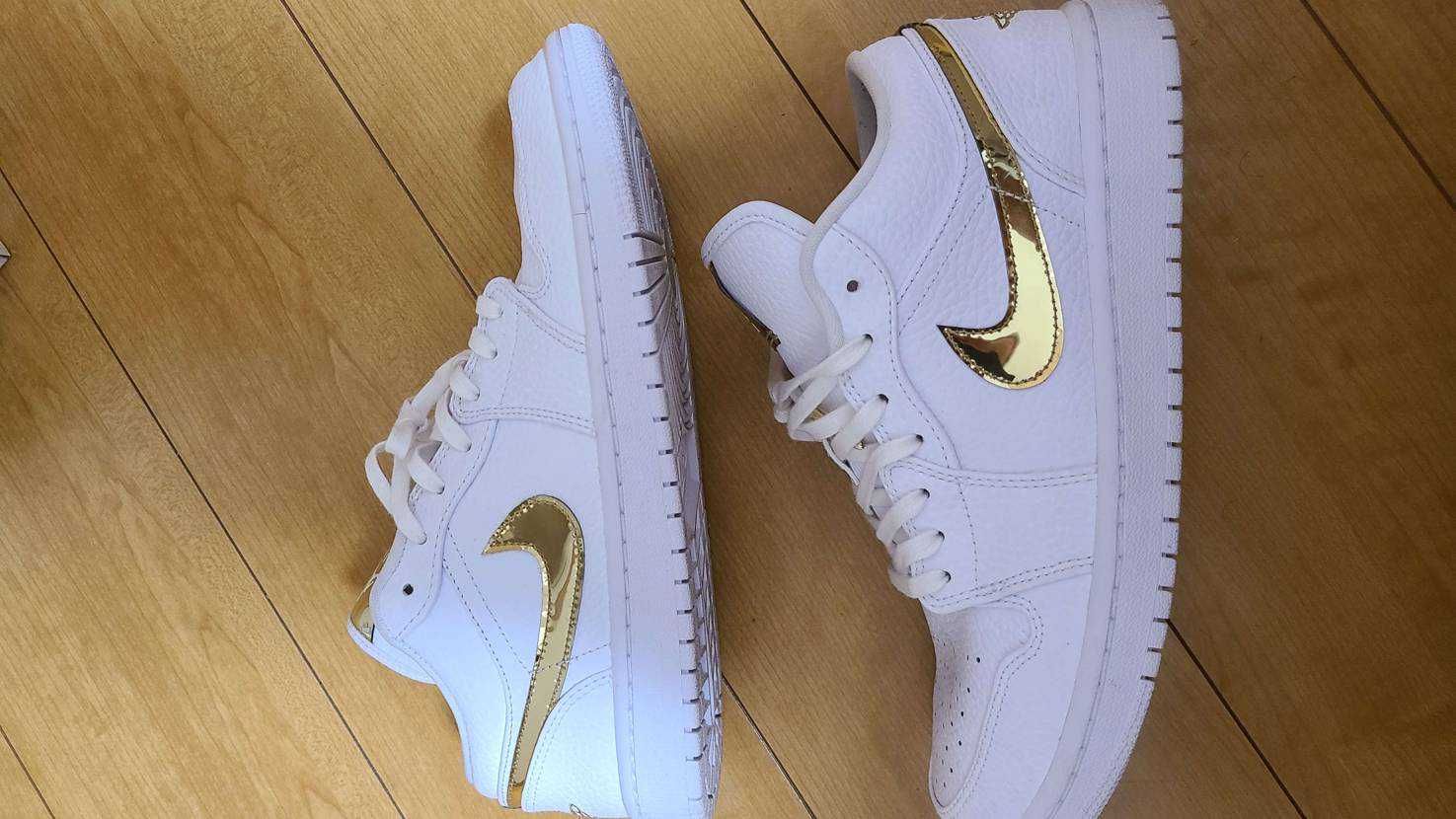 NIKE Women's AIR JORDAN 1 LOW SE "WHITE/GOLD"