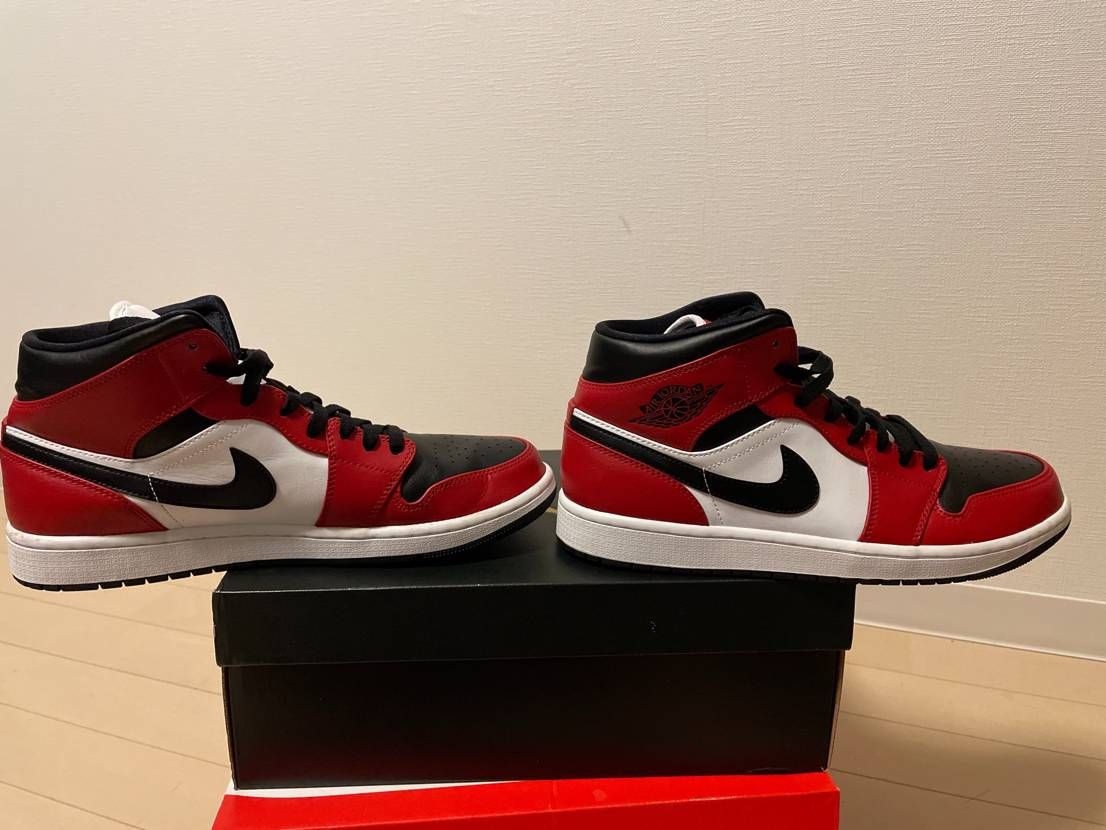 Nike Air Jordan 1 Mid "Chicago Black Toe"