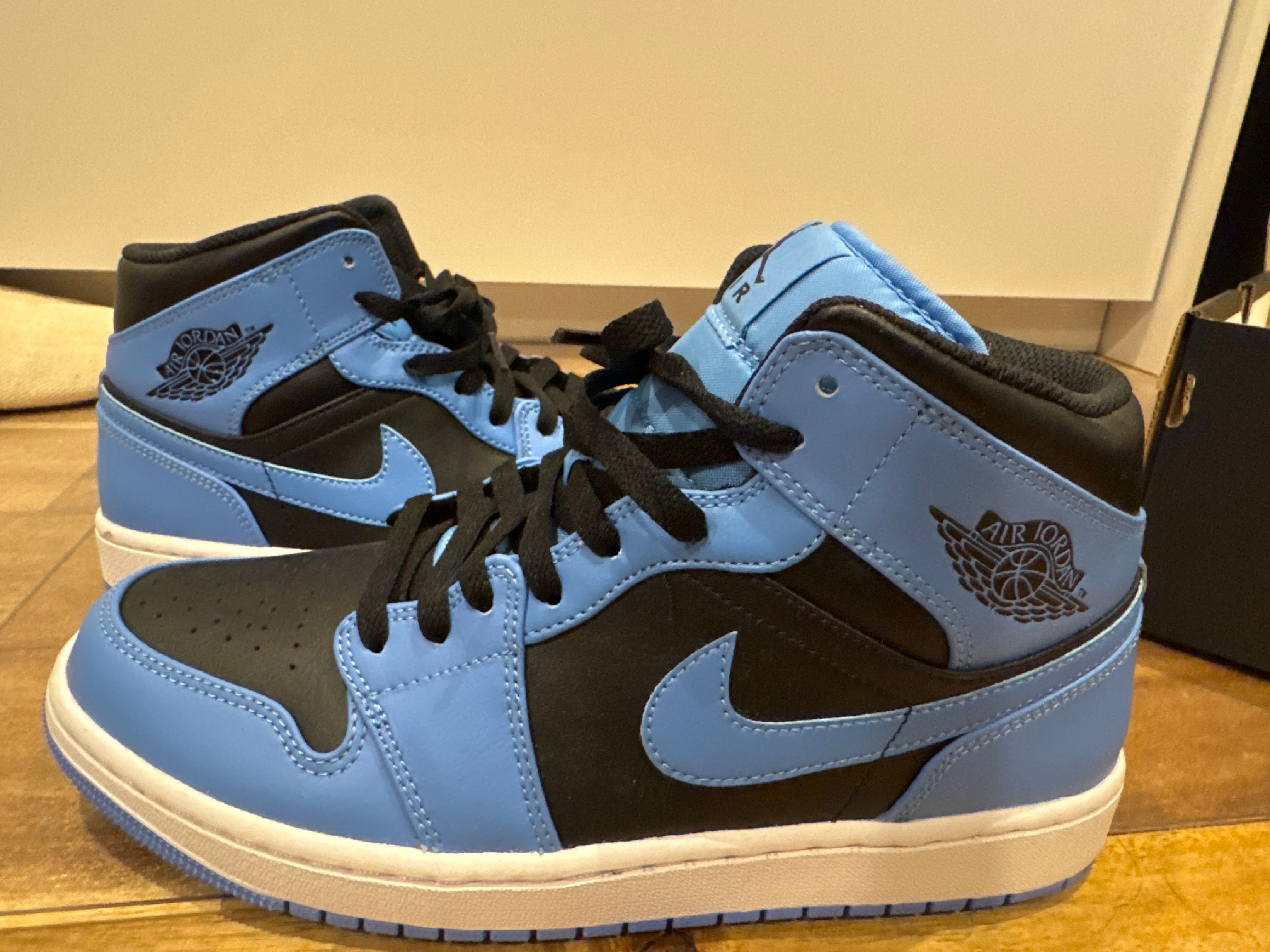 Nike Air Jordan 1 Mid "University Blue"