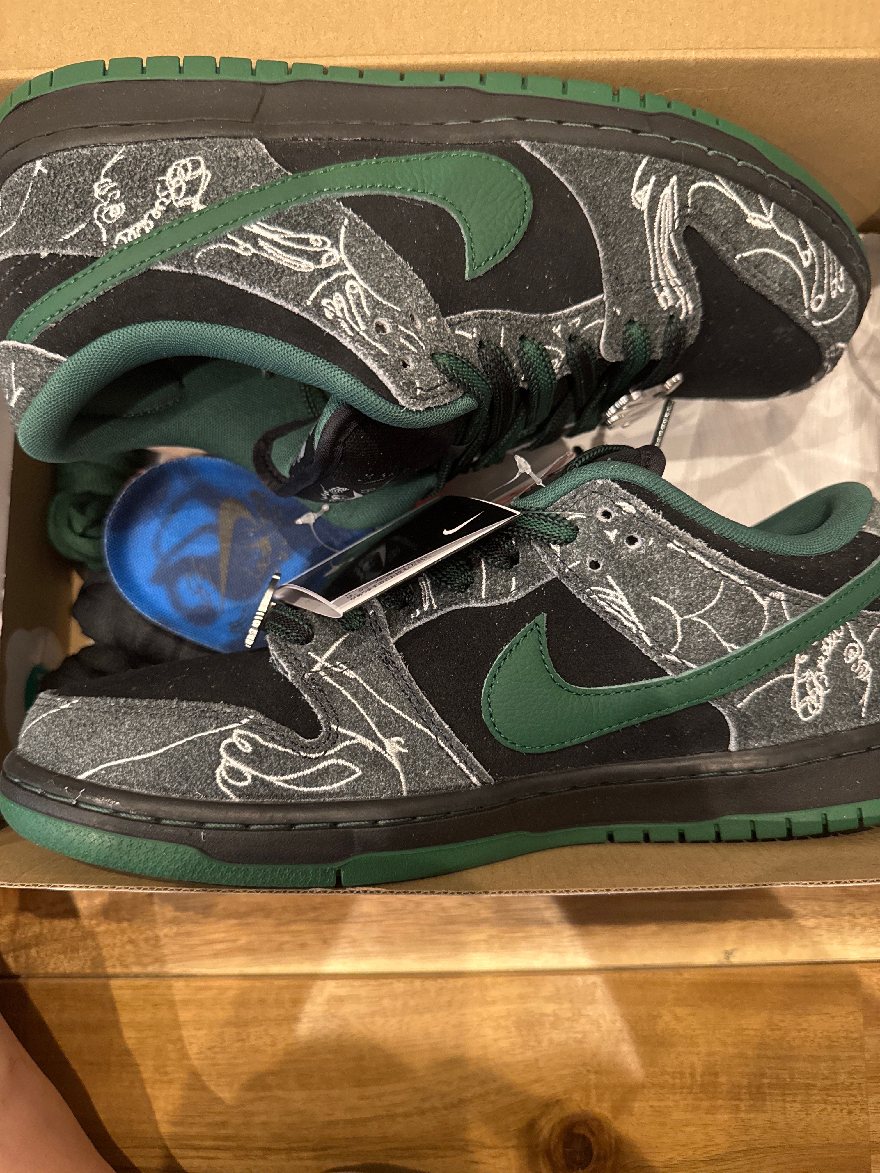 There Skateboards × Nike SB Dunk Low Pro "Anthracite and Gorge Green"