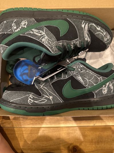 There Skateboards × Nike SB Dunk Low Pro "Anthracite and Gorge Green"