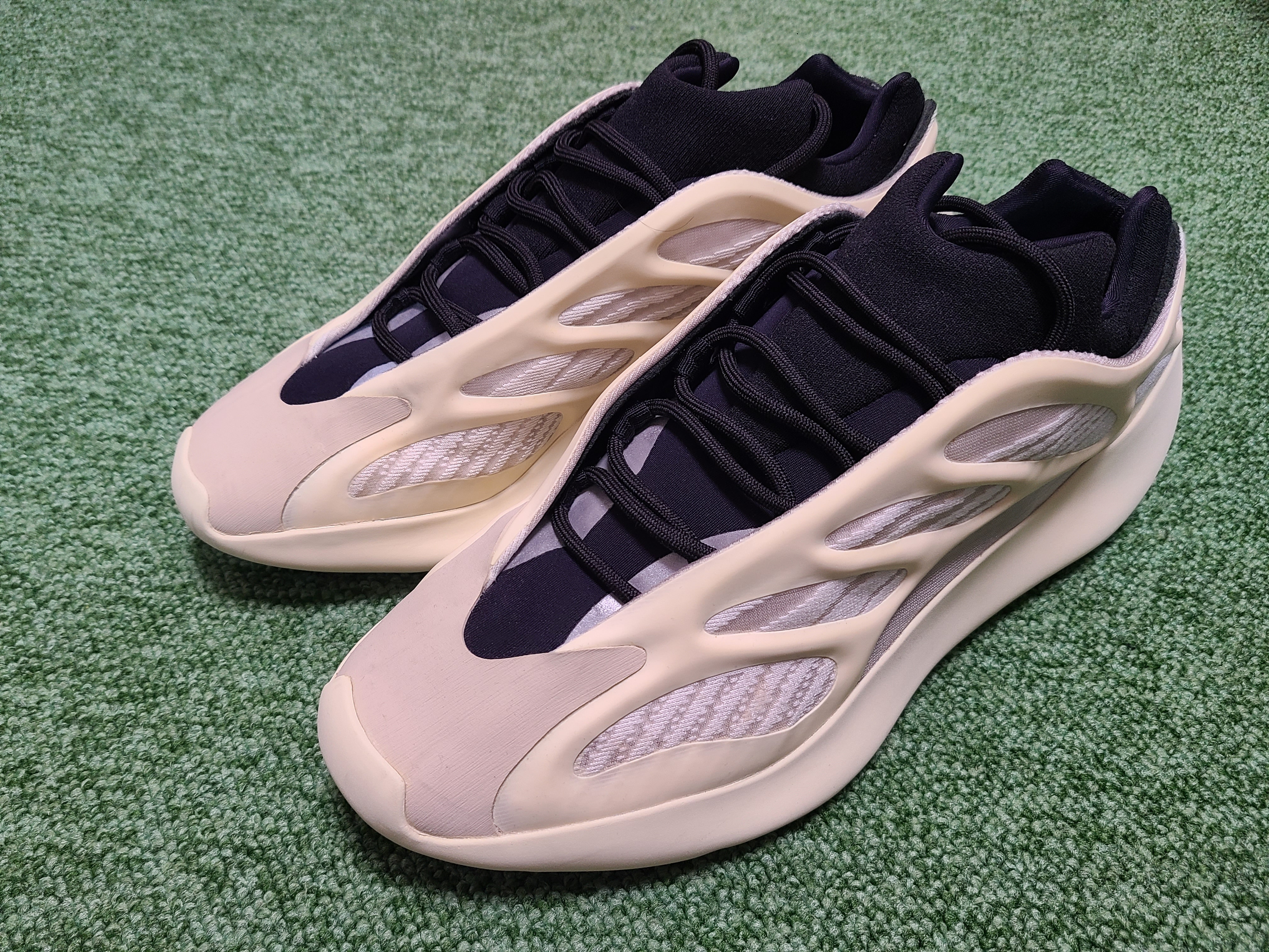 YEEZY BOOST 700 V2/イージーブースト*アディダス*28cm* adidas YEEZY BOOST 700 V2 “VANTA”が2022年8月1日に再販売予定