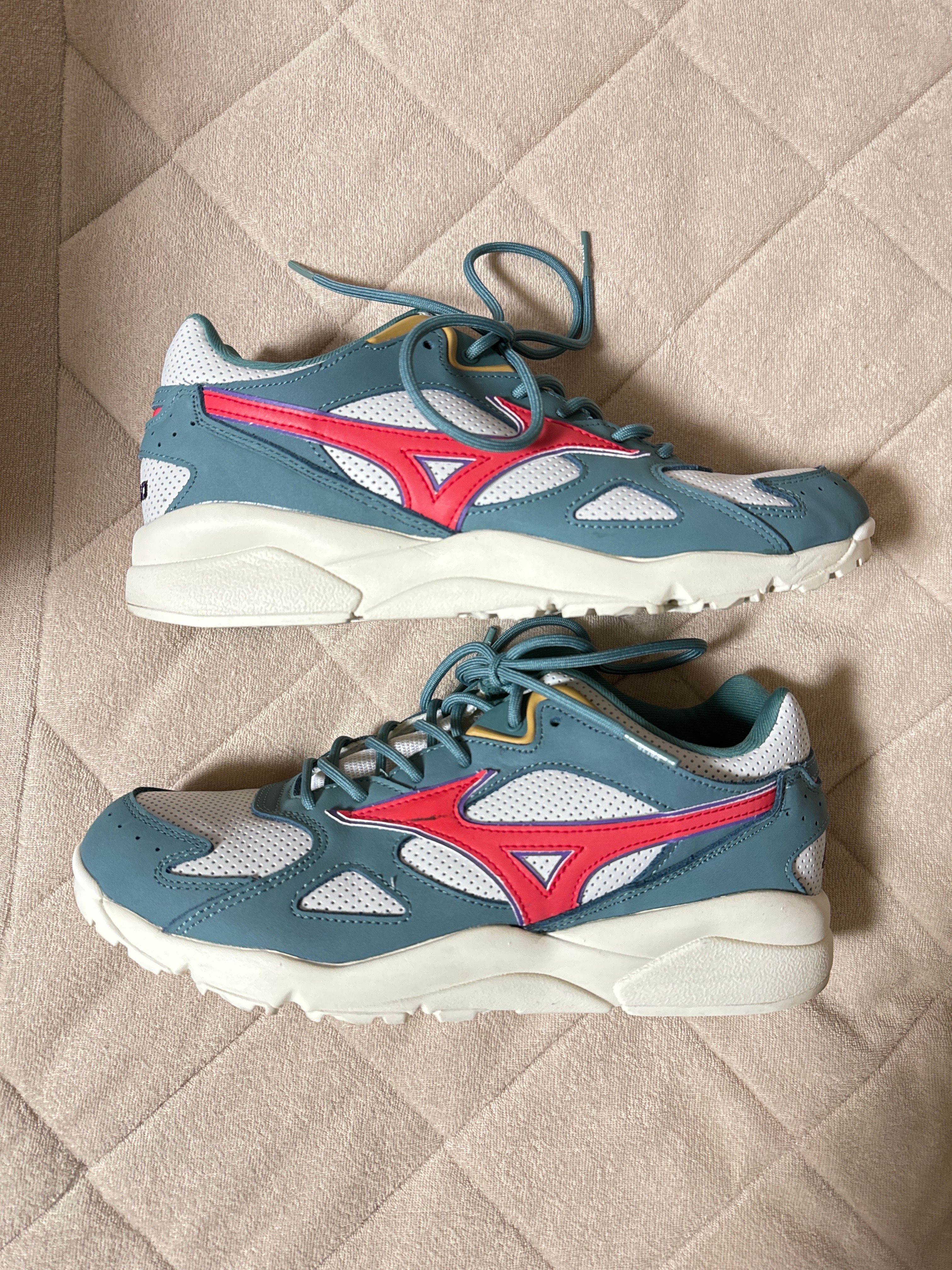 Patta × Mizuno Sky Medal TR "Ivory/Red/Green"