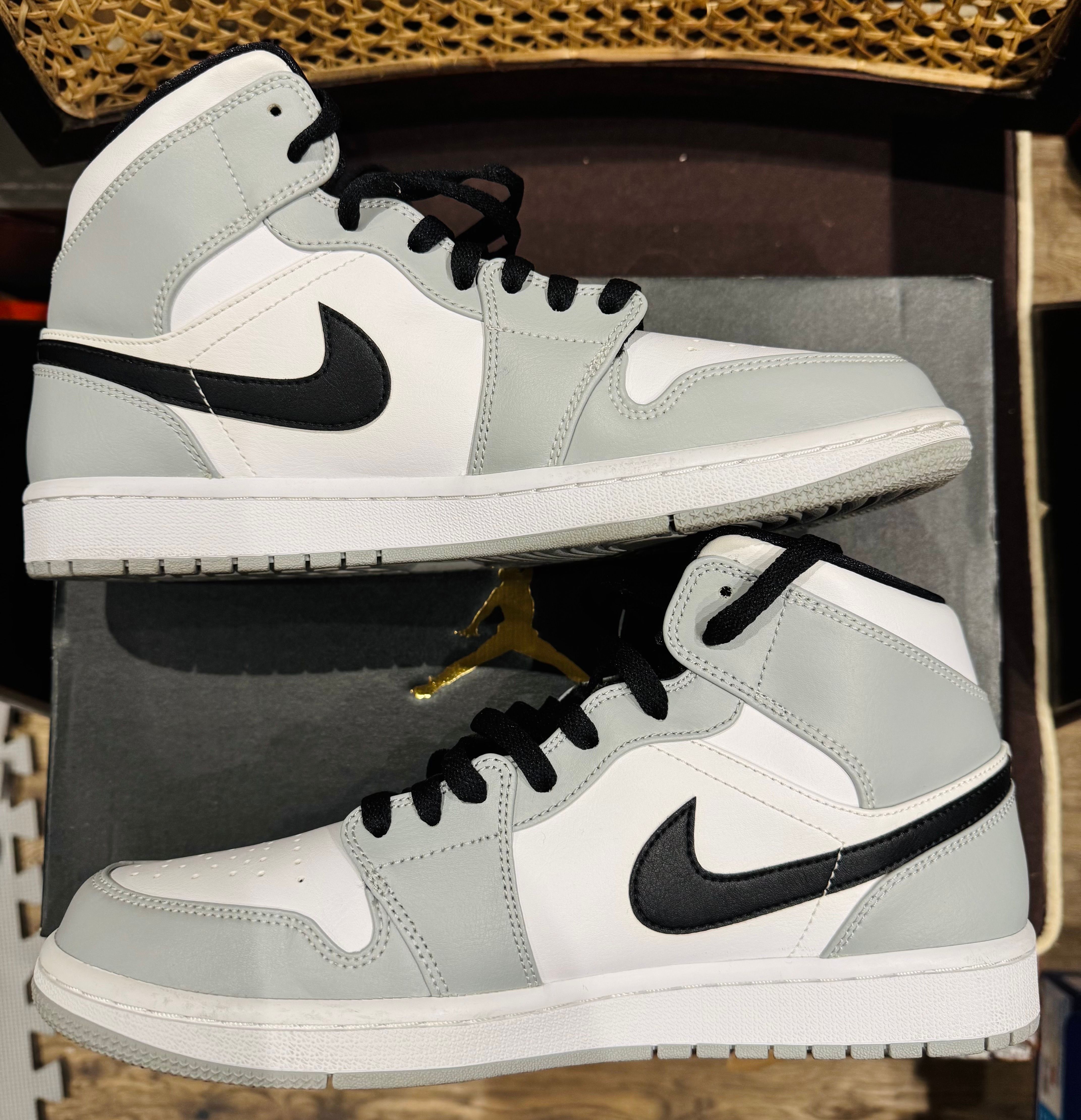 Nike Air Jordan 1 Mid "Light Smoke Grey/White/Black"