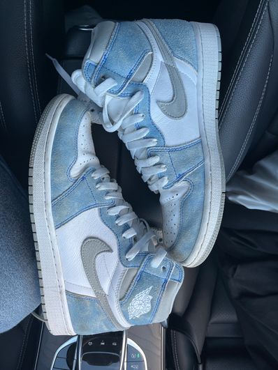 Nike Air Jordan 1 High OG "Hyper Royal"