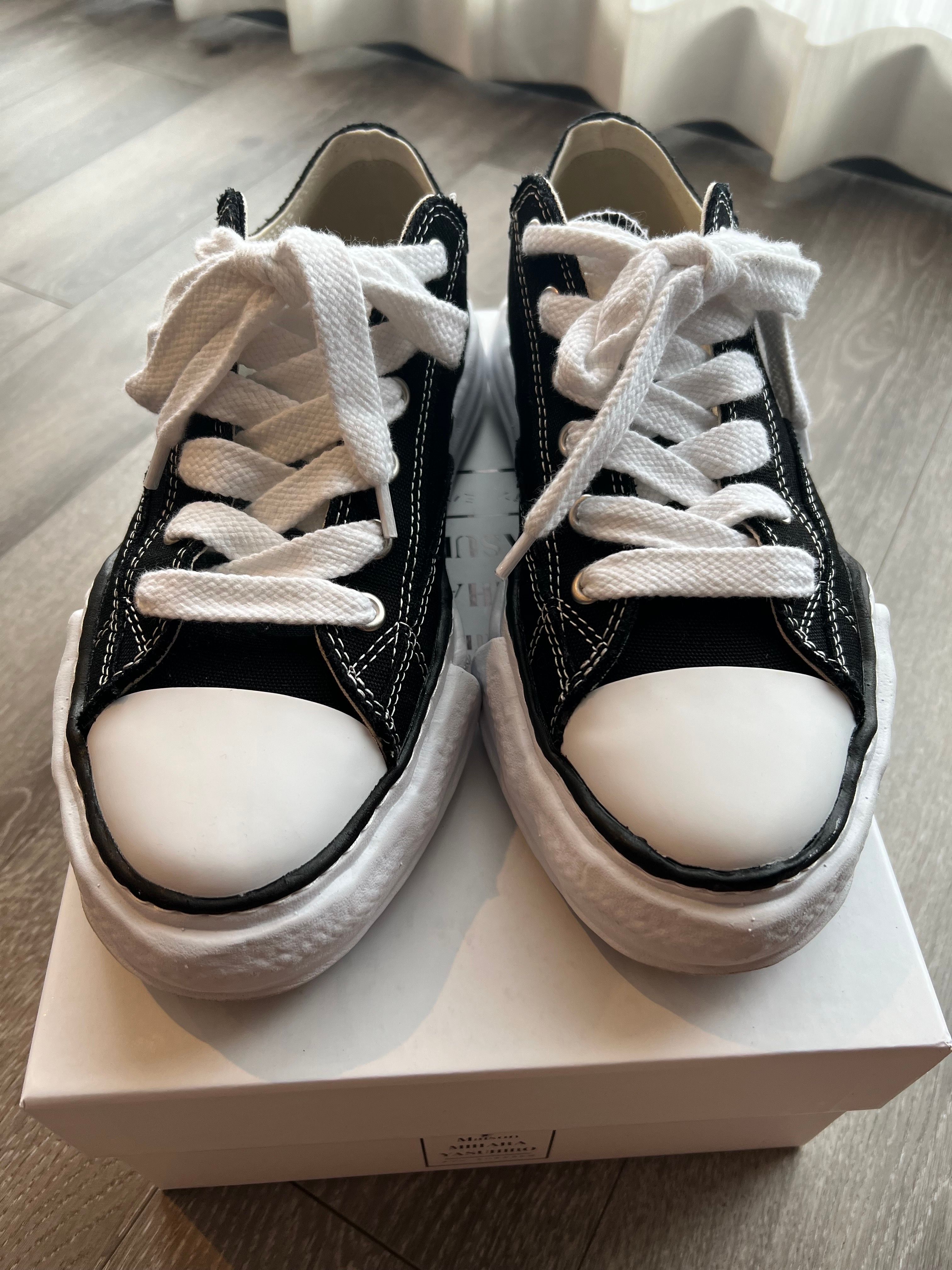 メゾンミハラヤスヒロ ピーターソン OG ソール キャンバス ロートップ スニーカー "ブラック" (A01FW702)