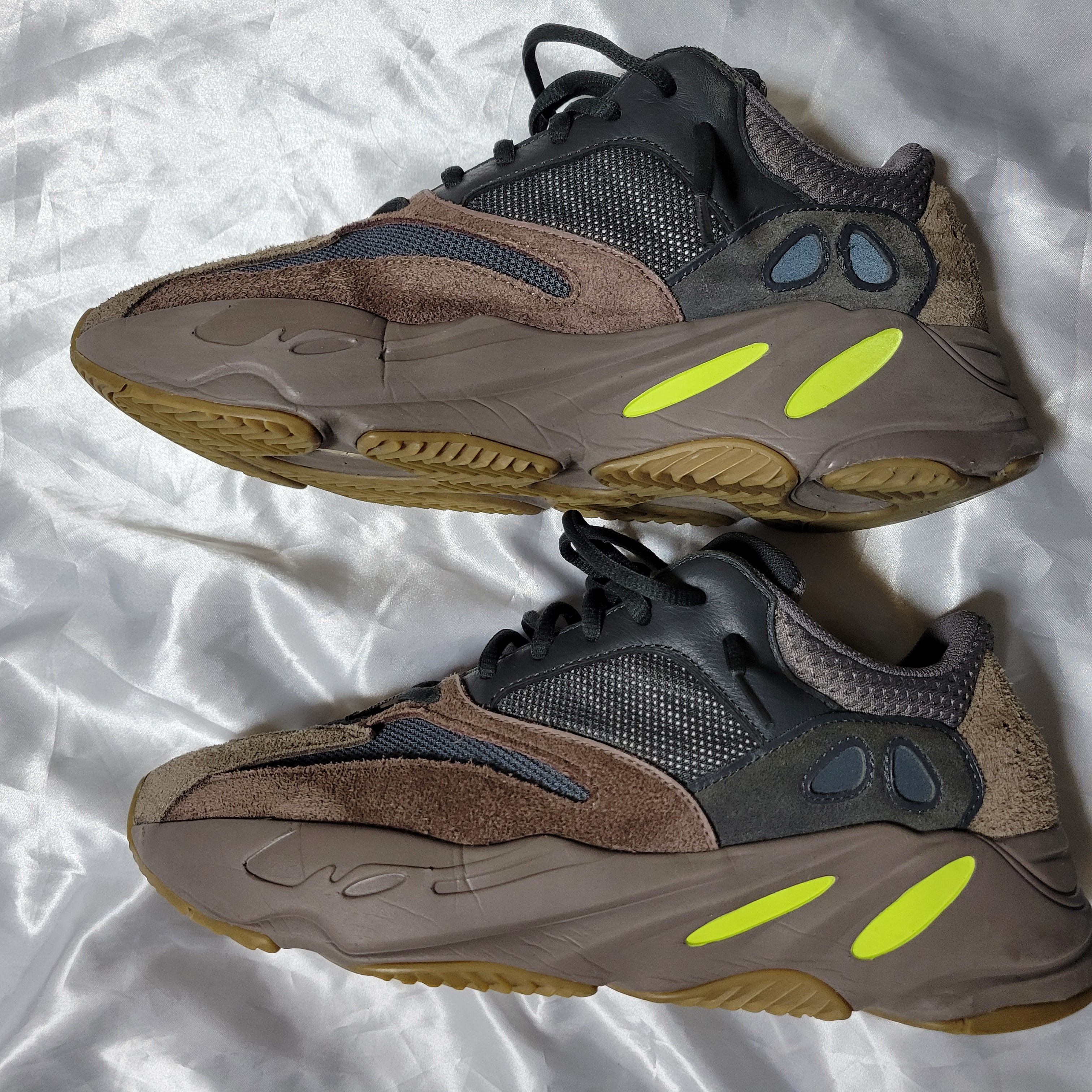 YEEZY BOOST 700 WAVE RUNNER DARK GREY