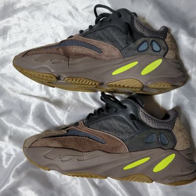 YEEZY BOOST 700 WAVE RUNNER DARK GREY