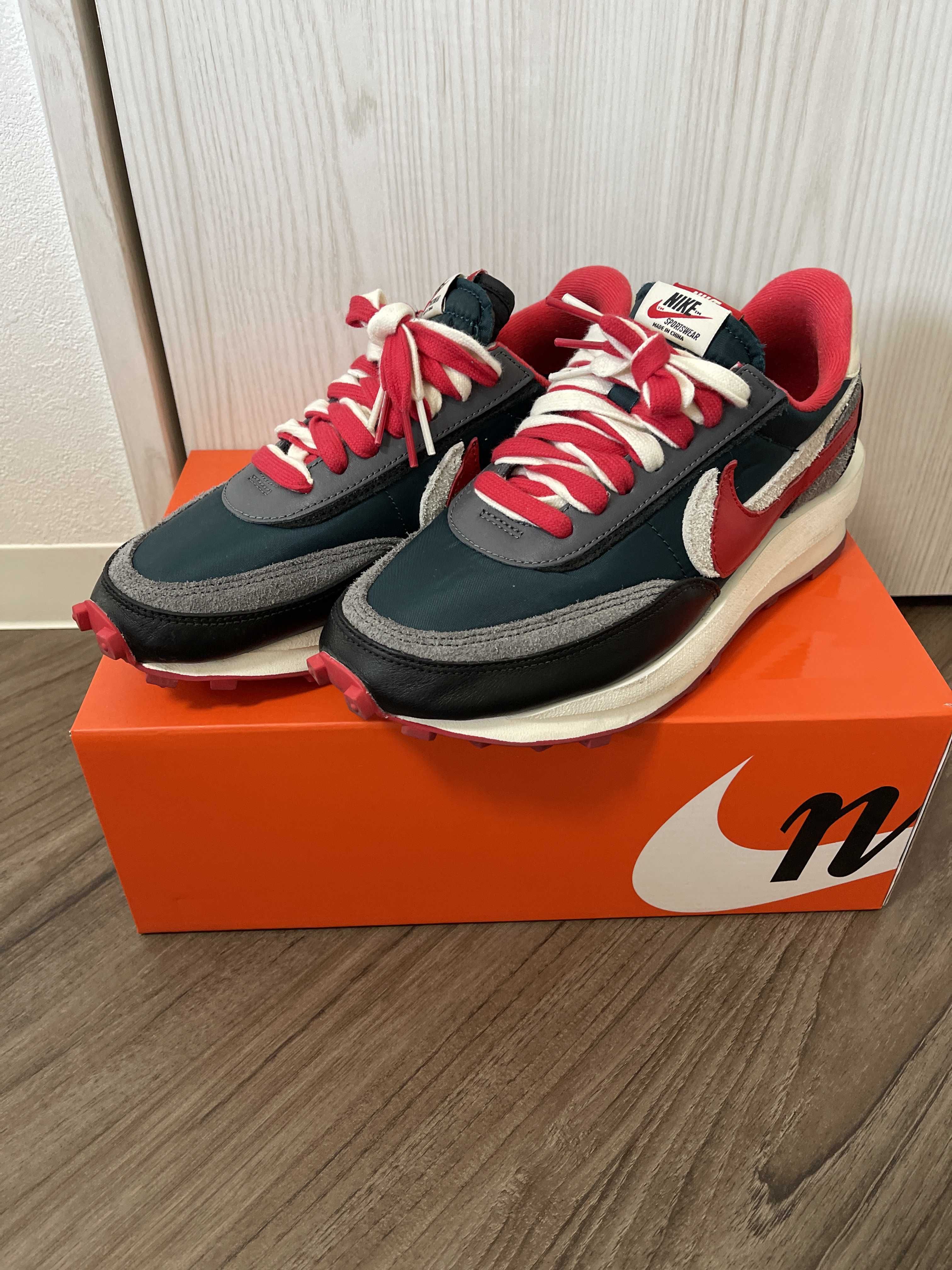 UNDERCOVER × sacai × Nike LD Waffle "Midnight Spruce/Pale Ivory-Dark Grey-University Red"