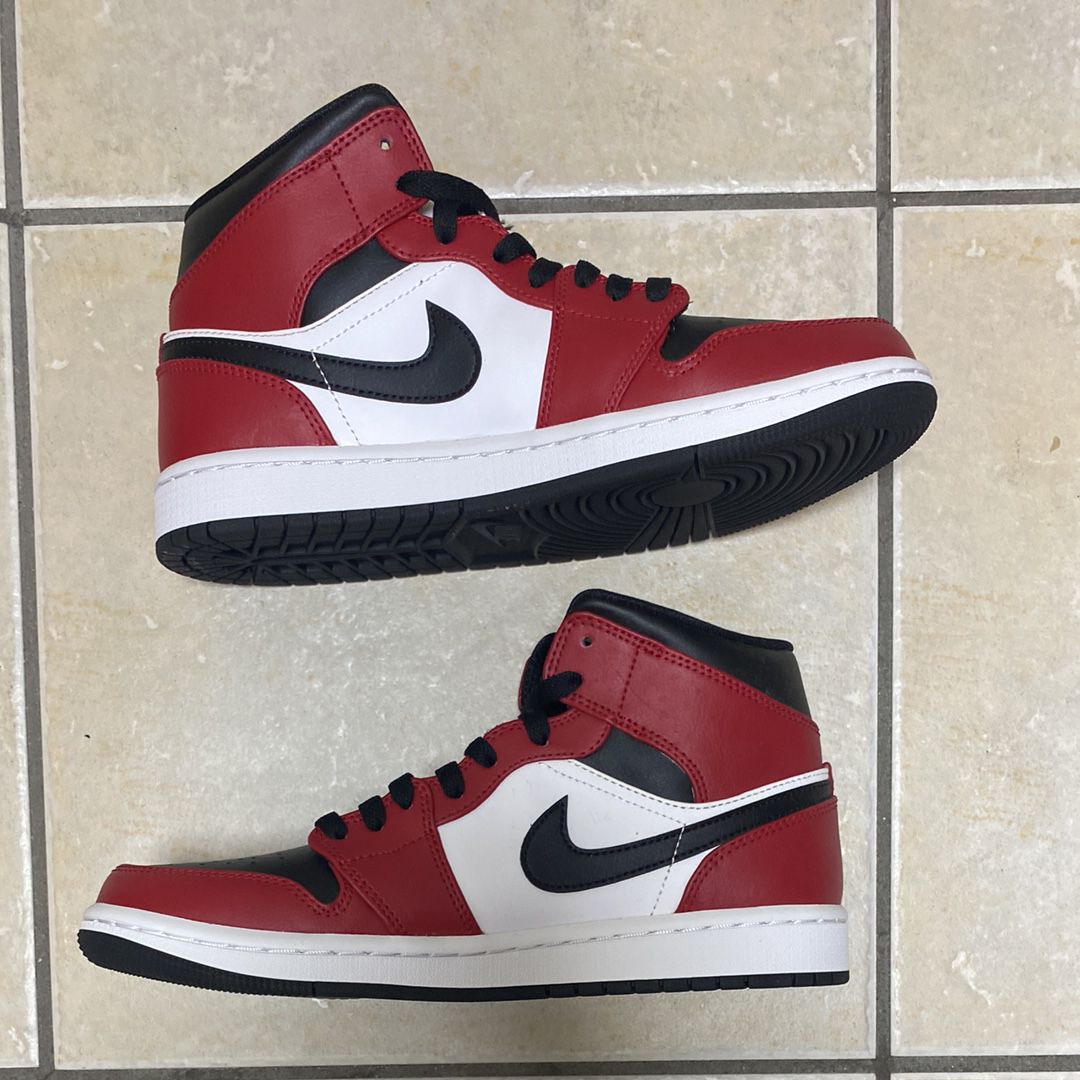 Nike Air Jordan 1 Mid "Chicago Black Toe"