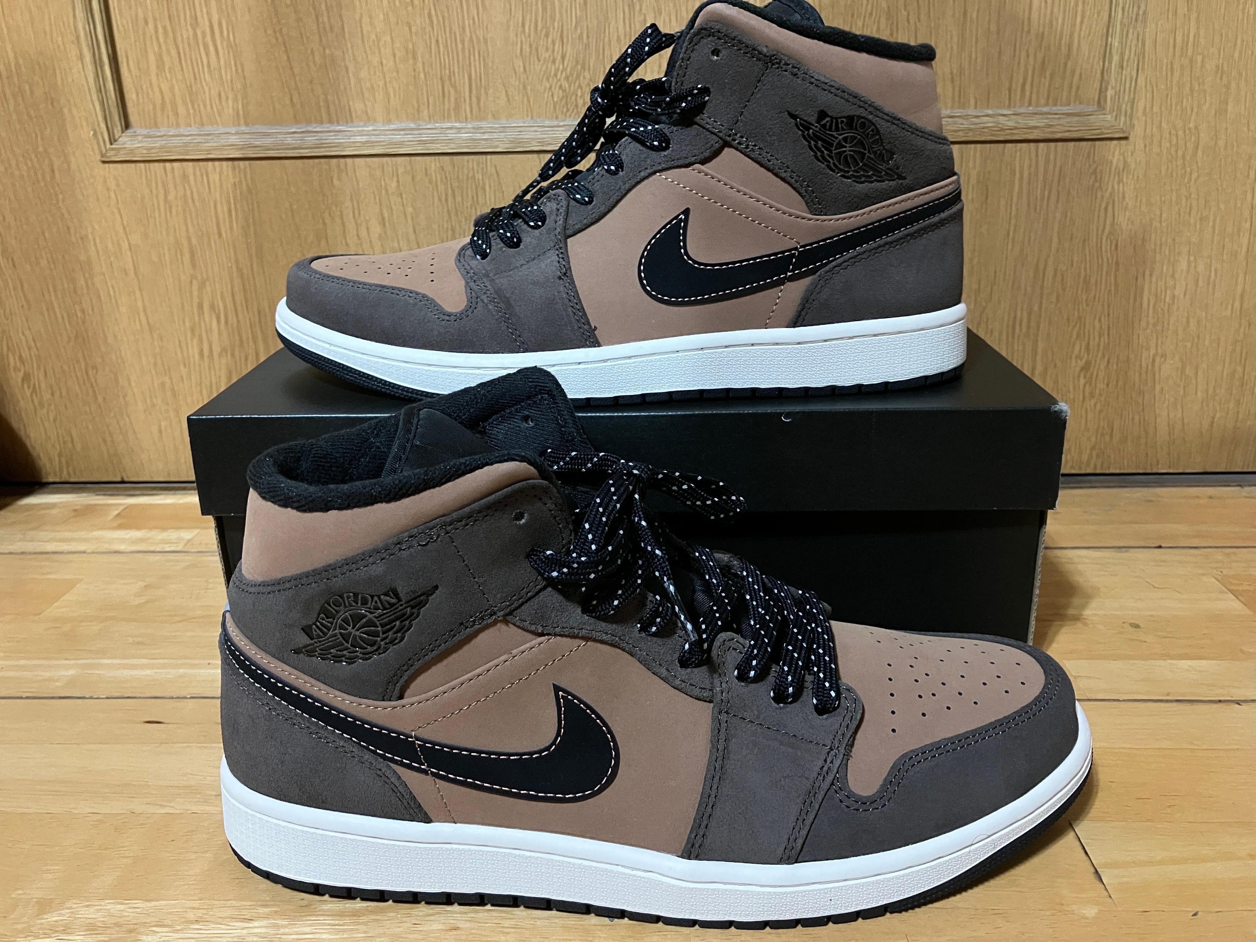 Nike Air Jordan 1 Mid SE "Dark Chocolate"