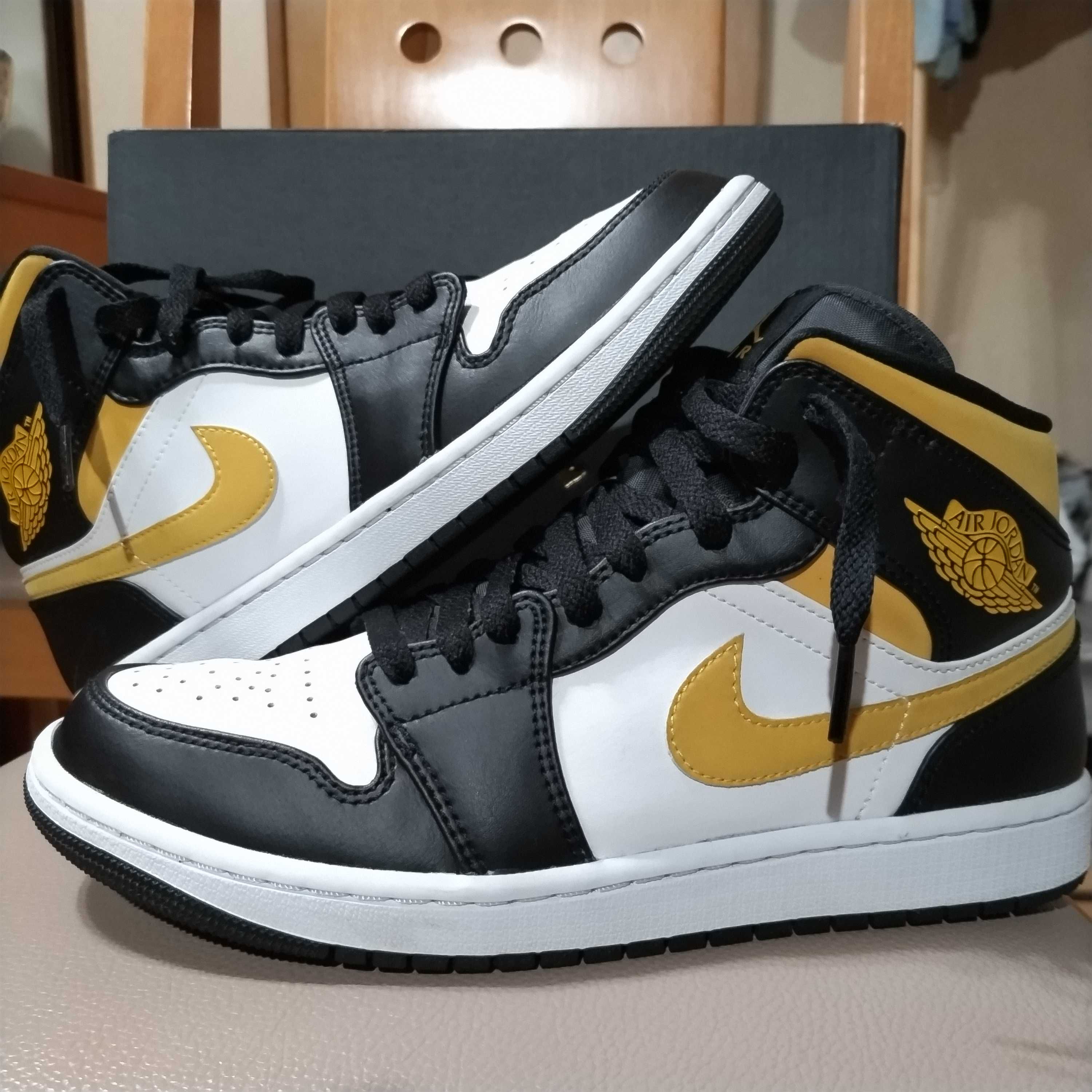 Nike Air Jordan 1 Mid "White/Pollen-Black"