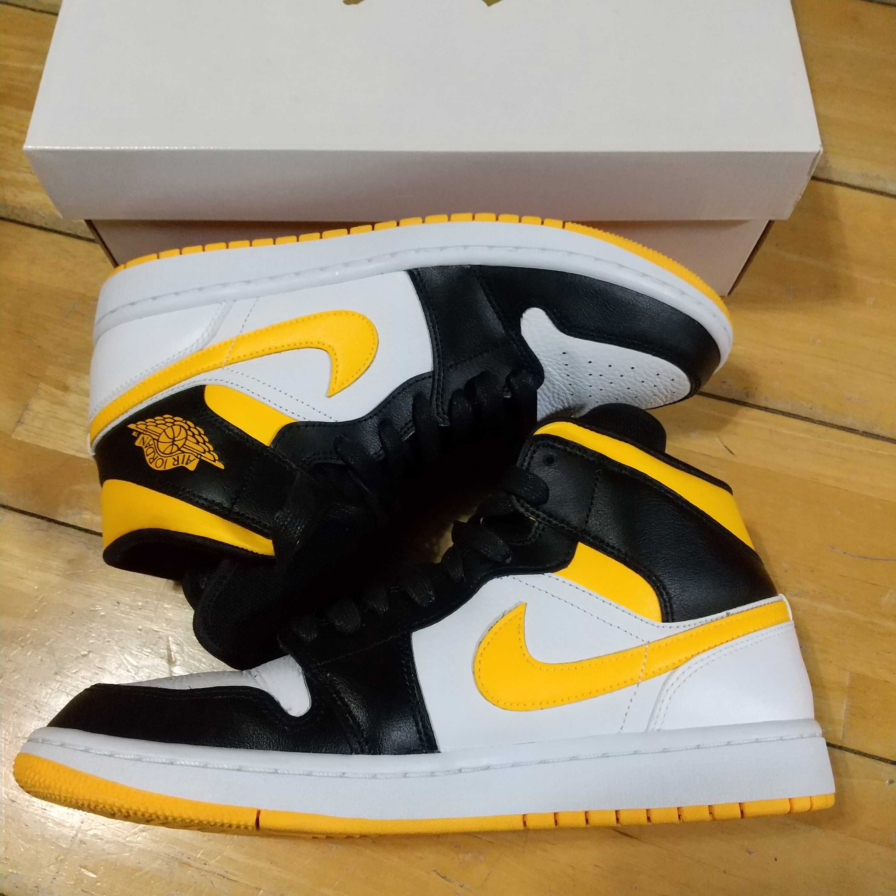 Nike Women's Air Jordan 1 Mid SE "Laser Orange Black"      