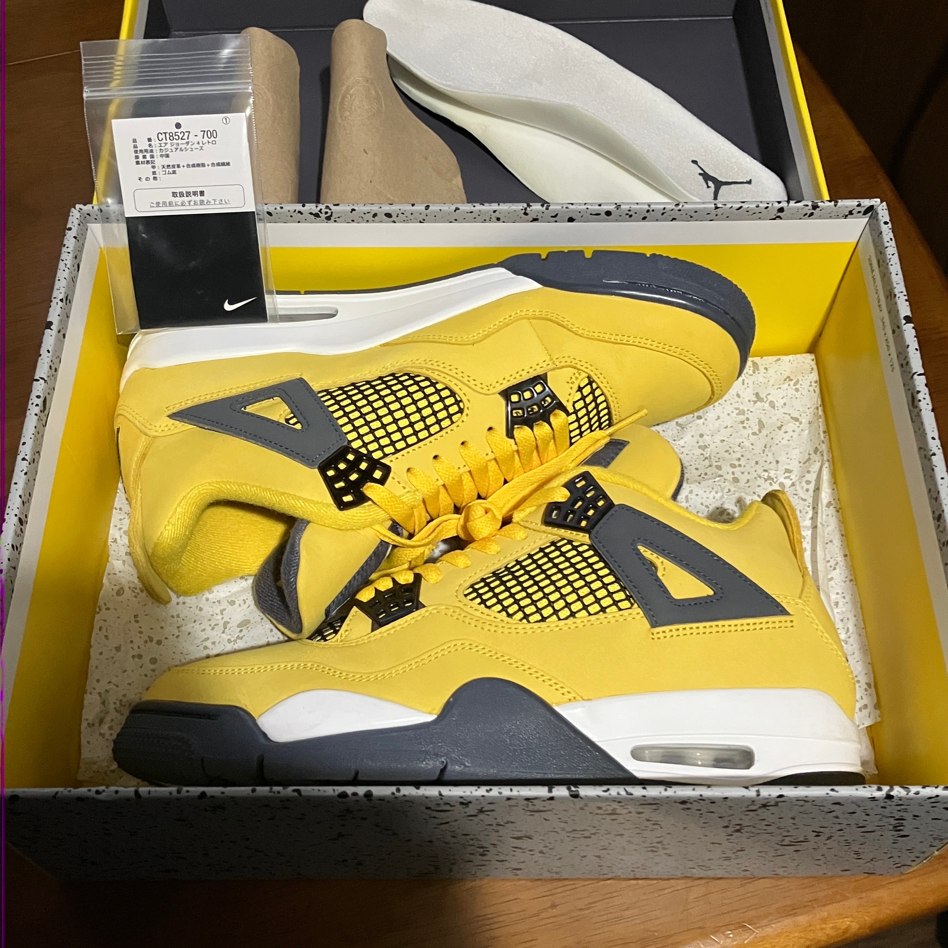 ナイキ エアジョーダン4 "ツアーイエロー"