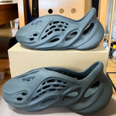 adidas YEEZY Foam Runner "Carbon"