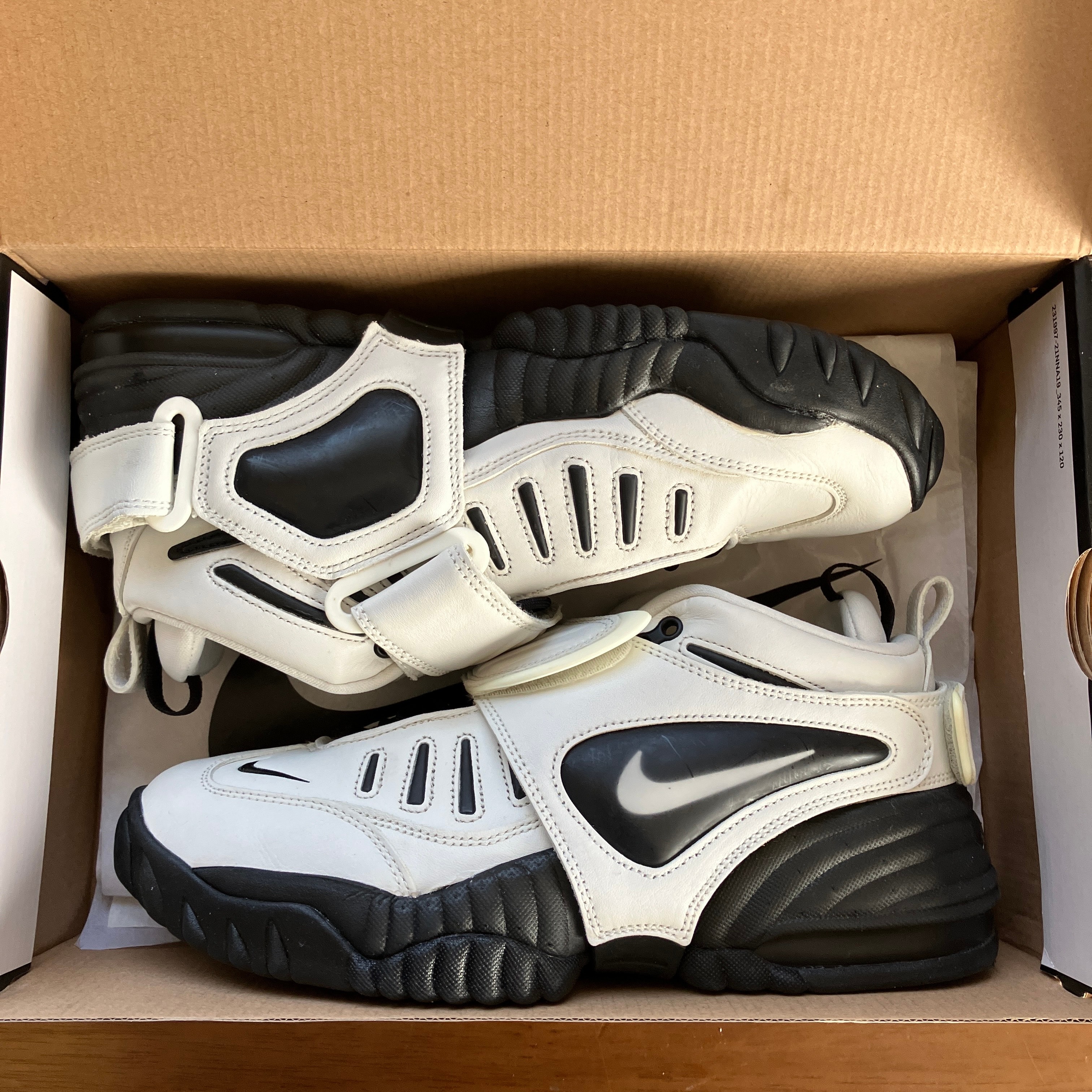 アンブッシュ × ナイキ エアアジャストフォース "サミット ホワイト アンド ブラック"