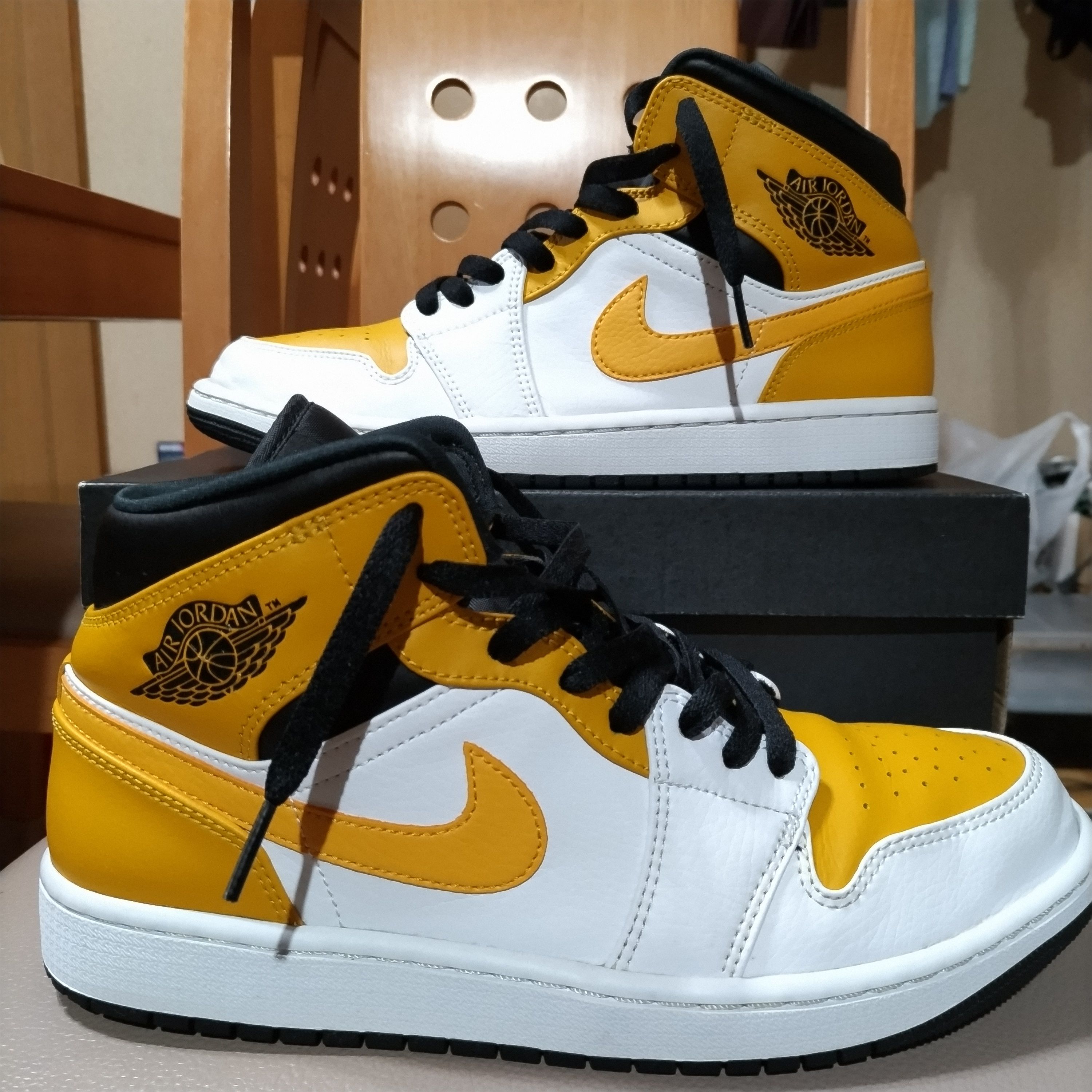 Nike Air Jordan 1 Mid "University Gold"