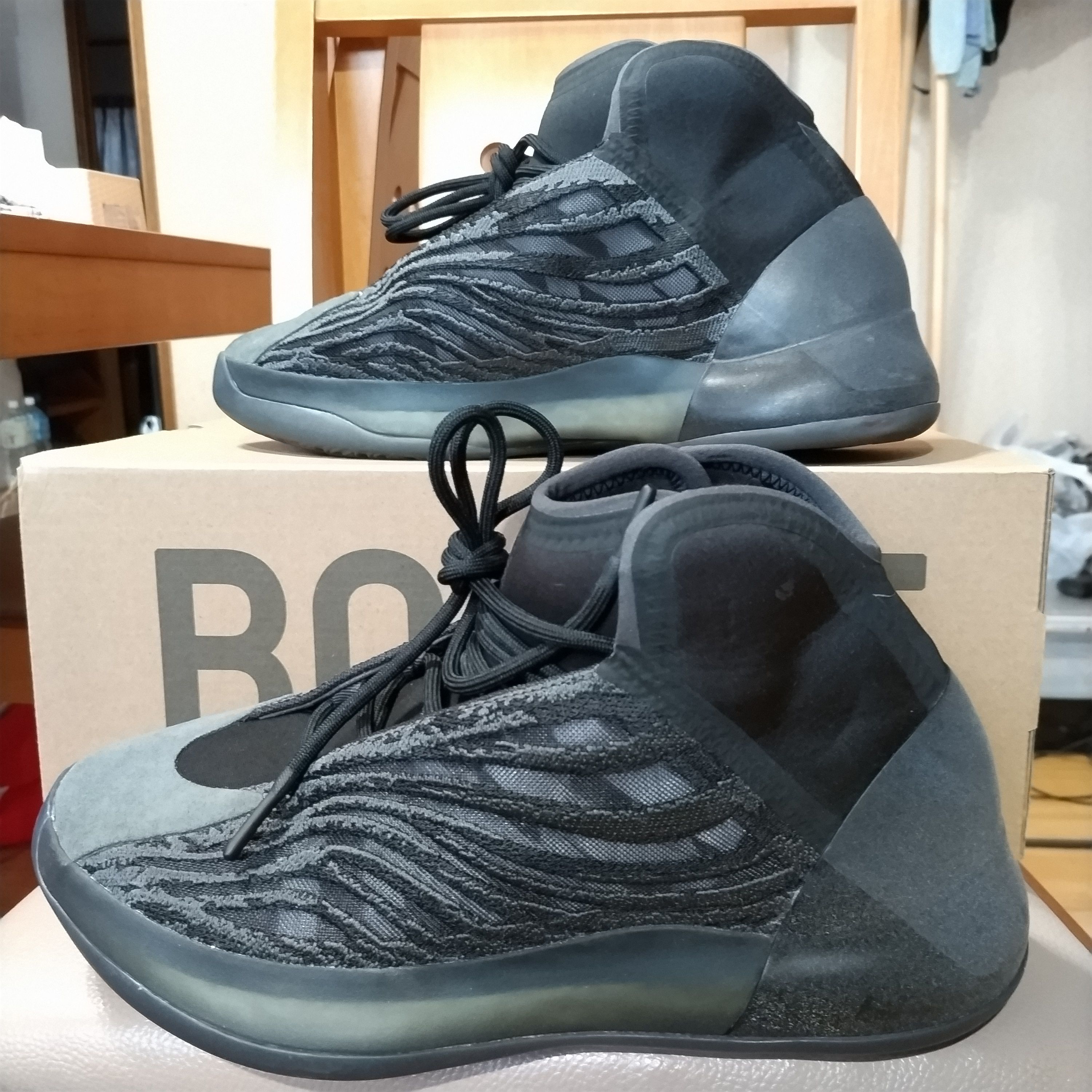 ADIDAS YEEZY Quantum "Onyx"