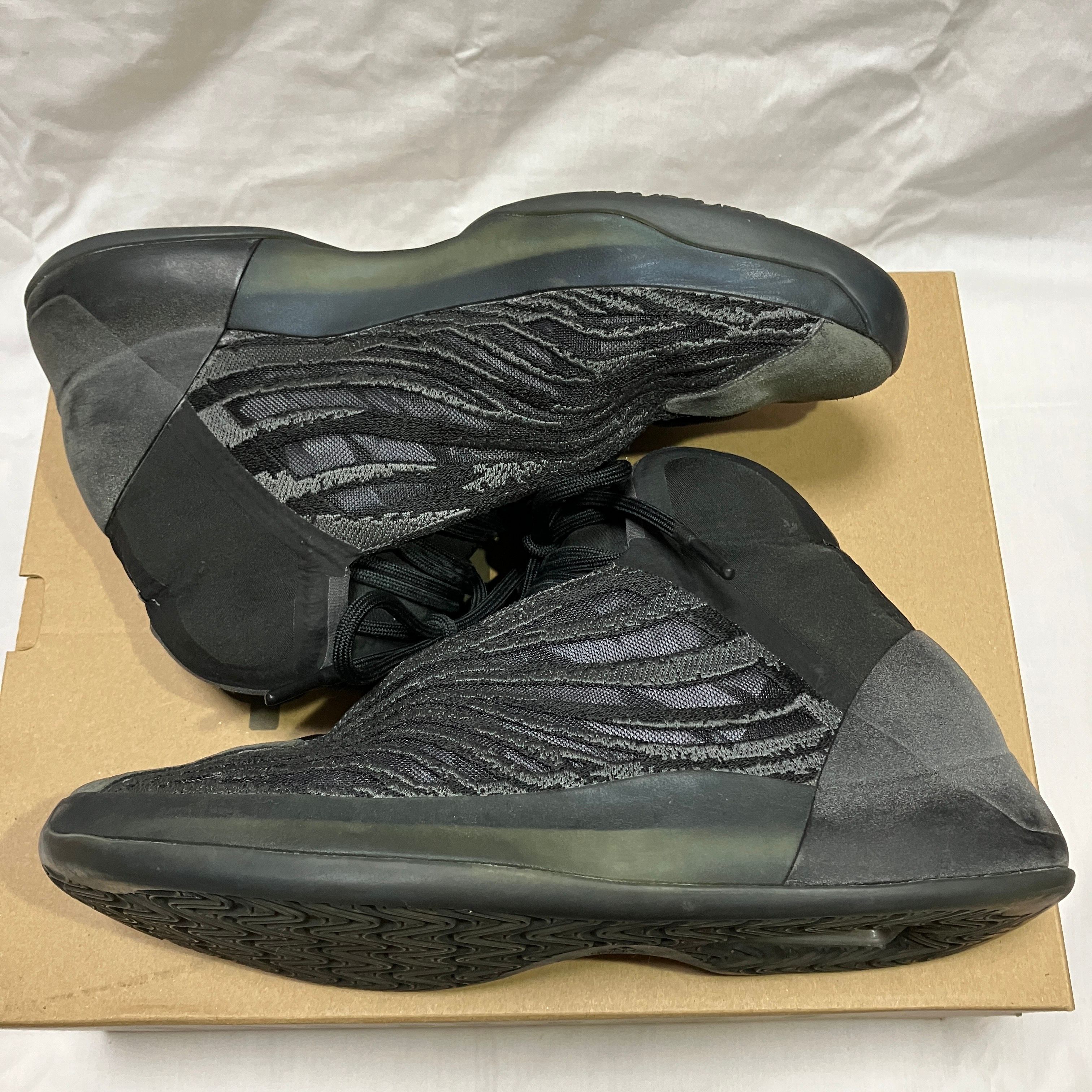 ADIDAS YEEZY Quantum "Onyx"