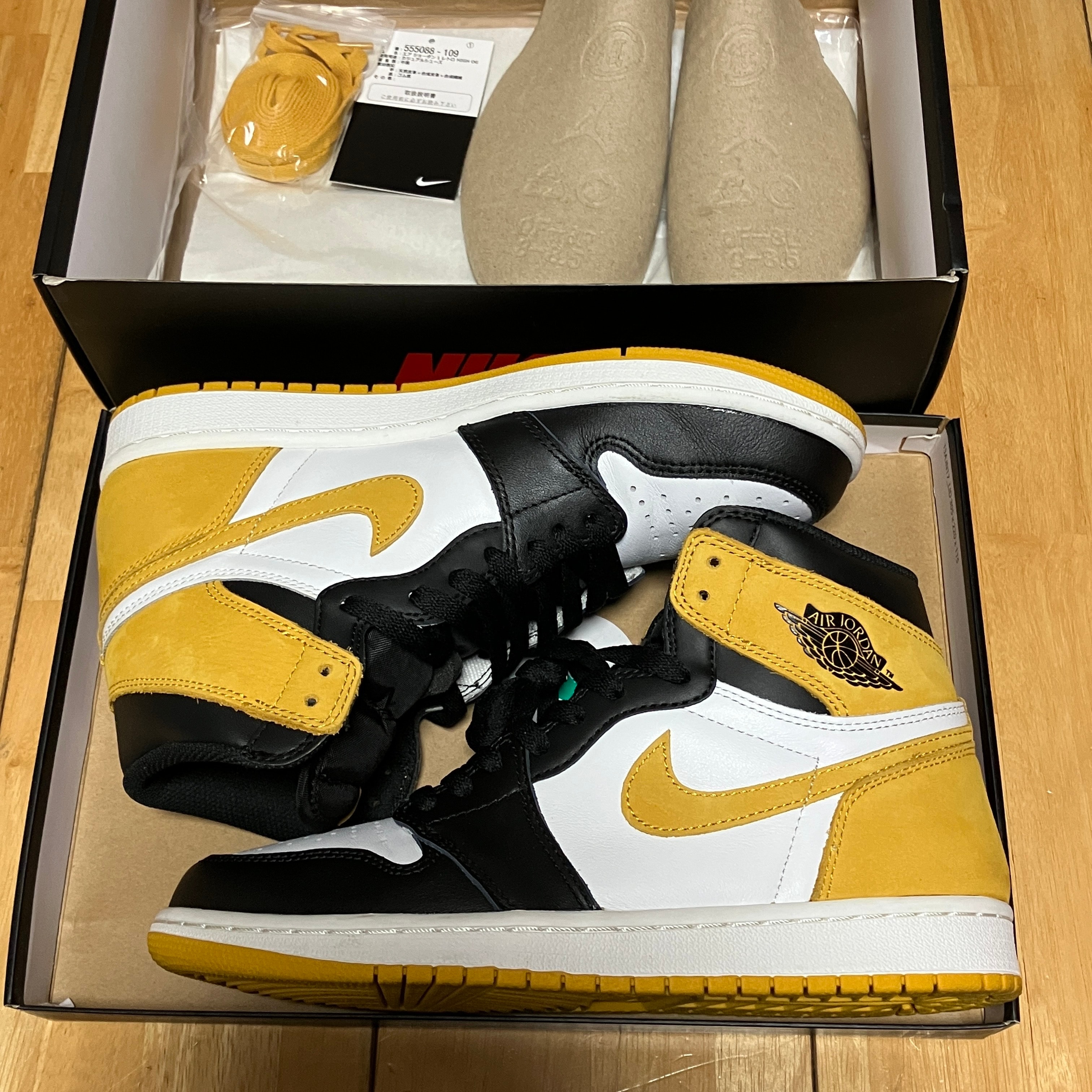 ナイキ エアジョーダン1 レトロ ハイ OG "ブラックトゥ/イエローオークル"
