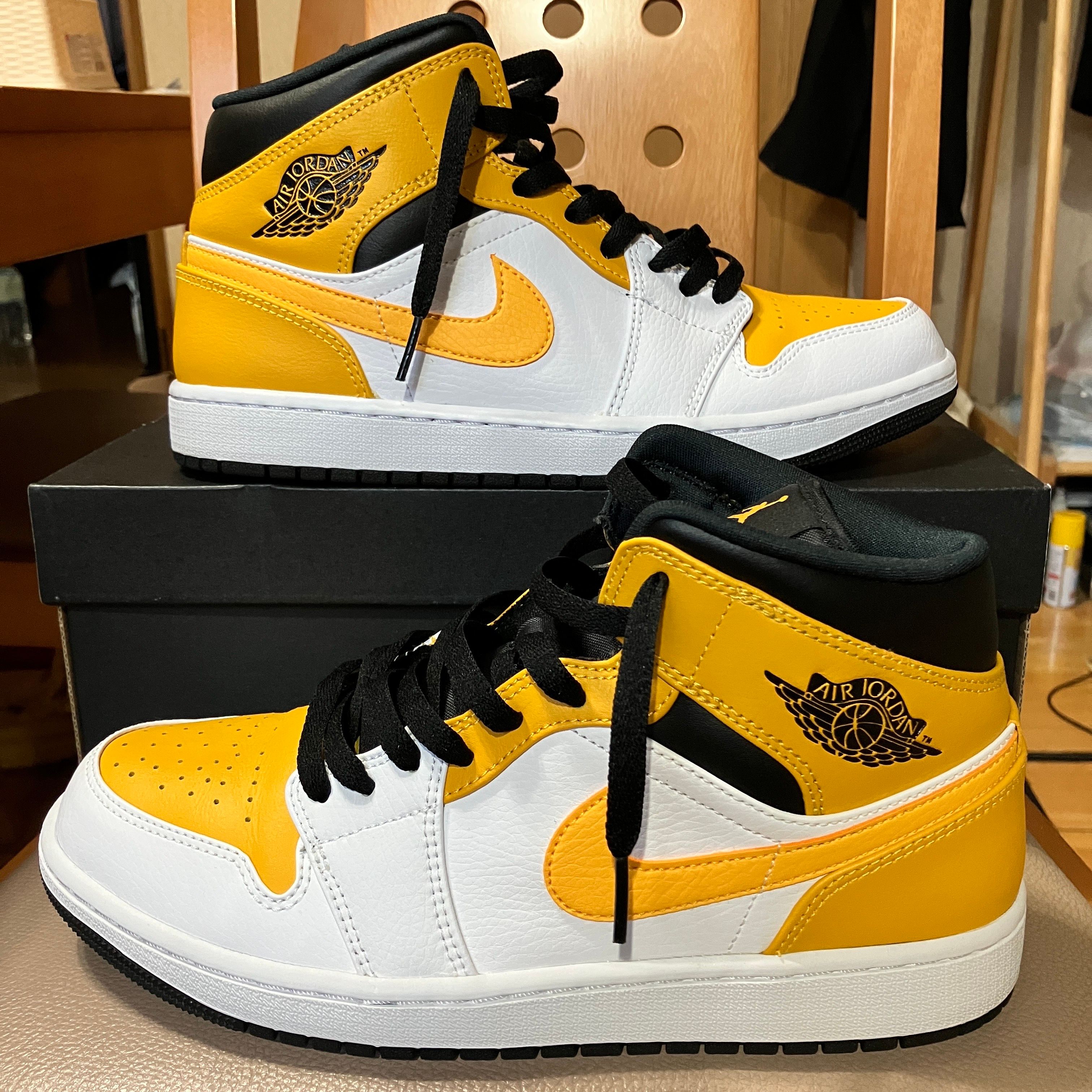 Nike Air Jordan 1 Mid "University Gold"
