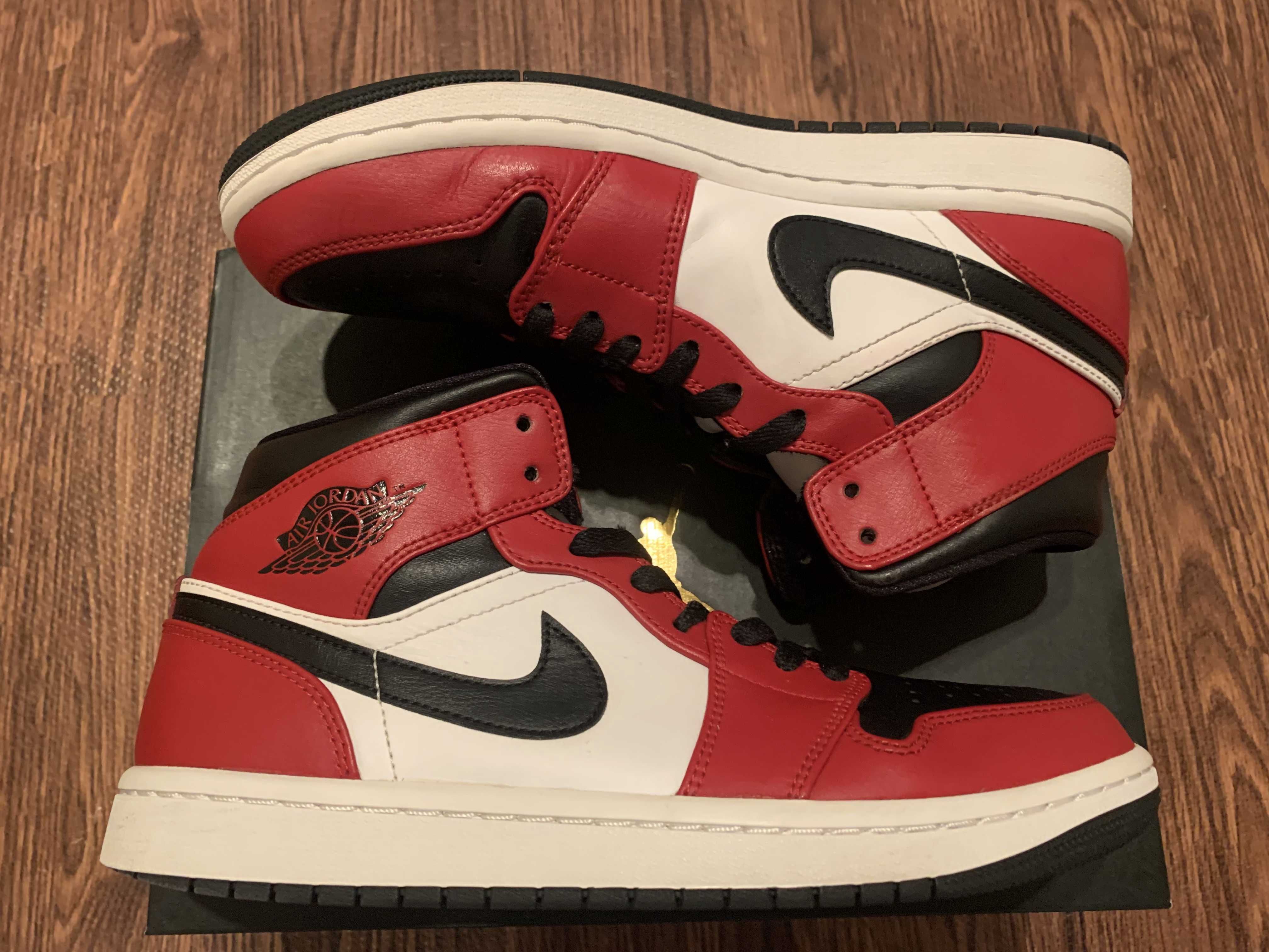 Nike Air Jordan 1 Mid "Chicago Black Toe"