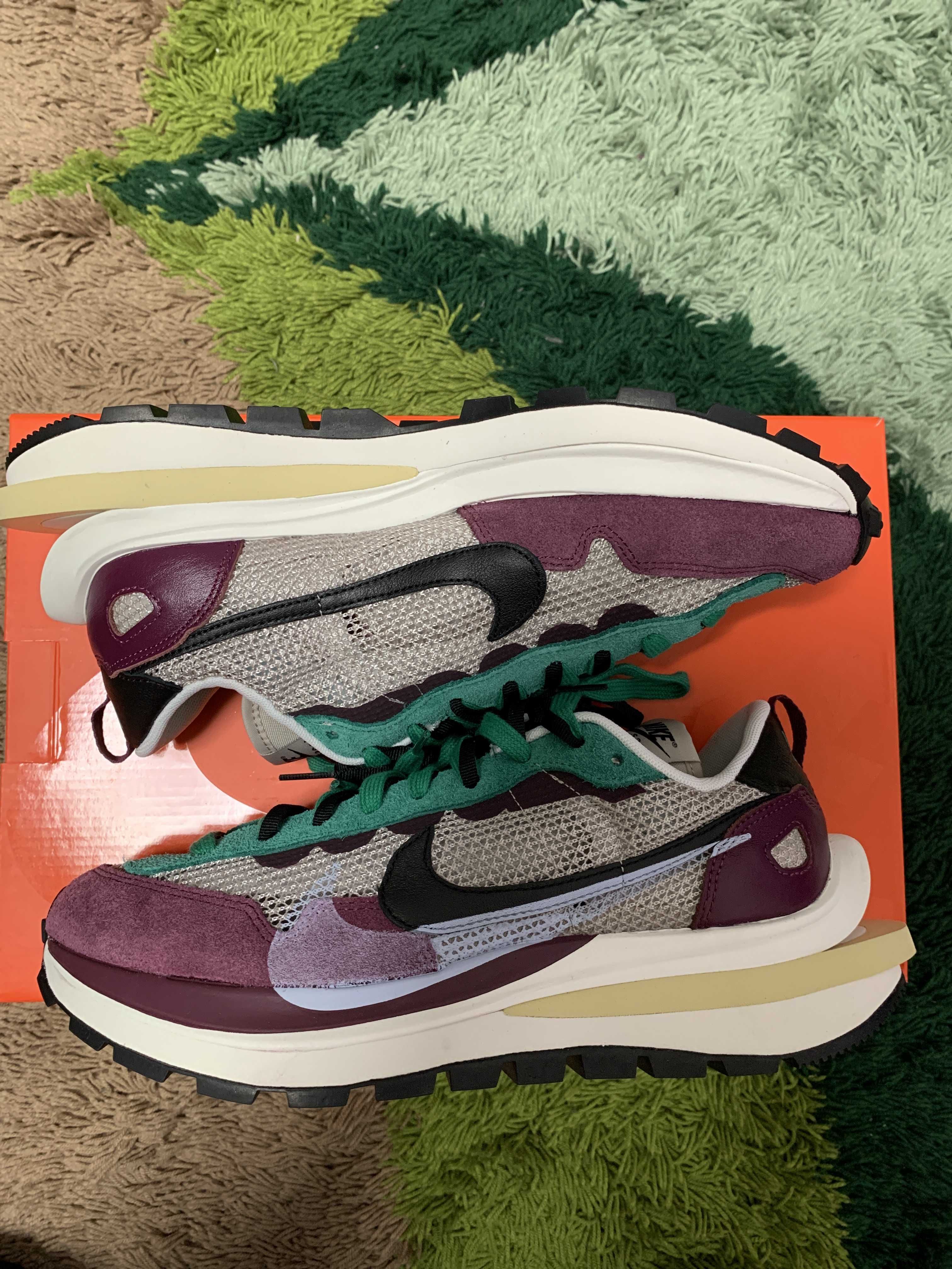 sacai × Nike Vapor Waffle "String/Red/Green"