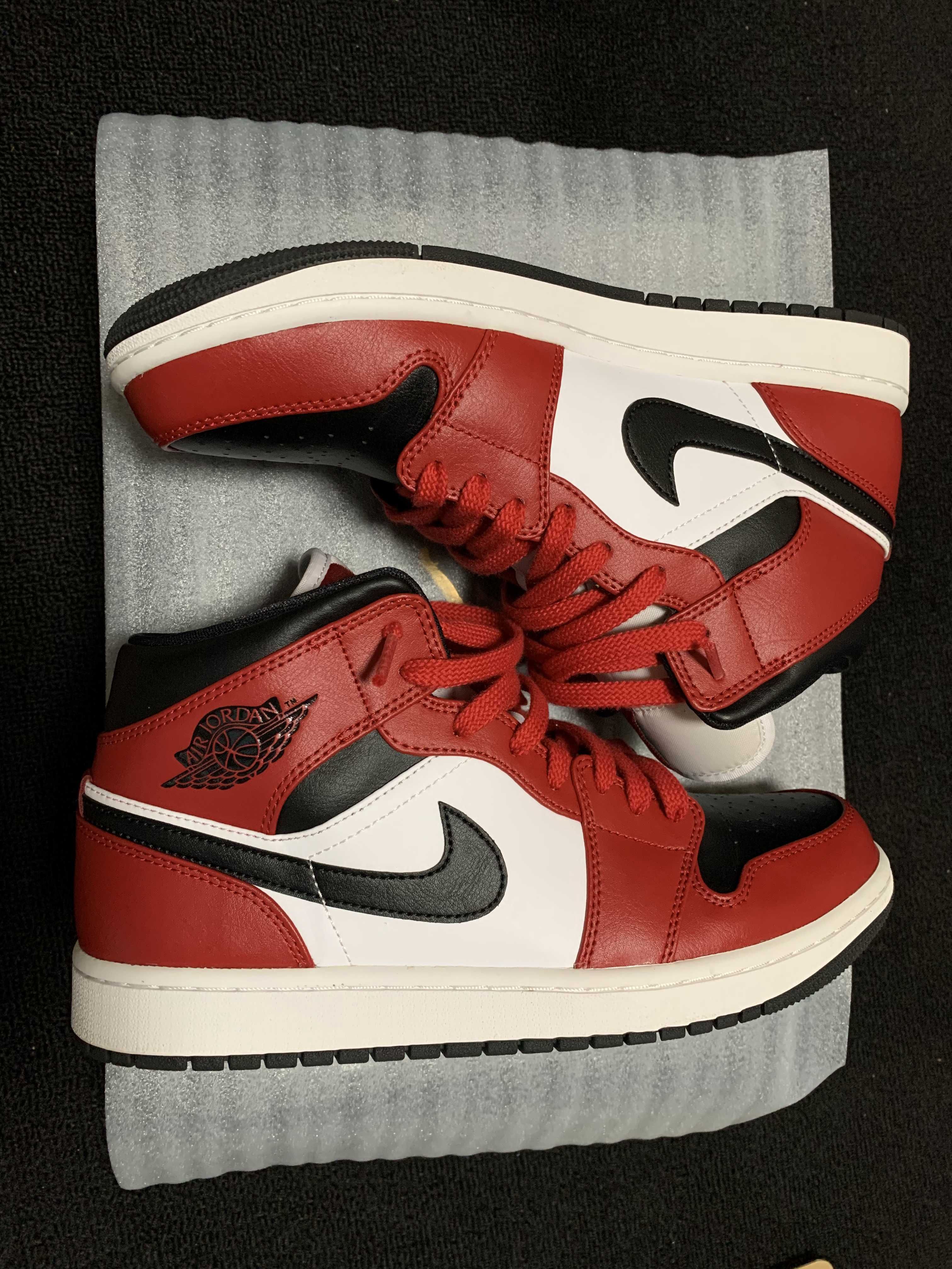Nike Air Jordan 1 Mid "Chicago Black Toe"