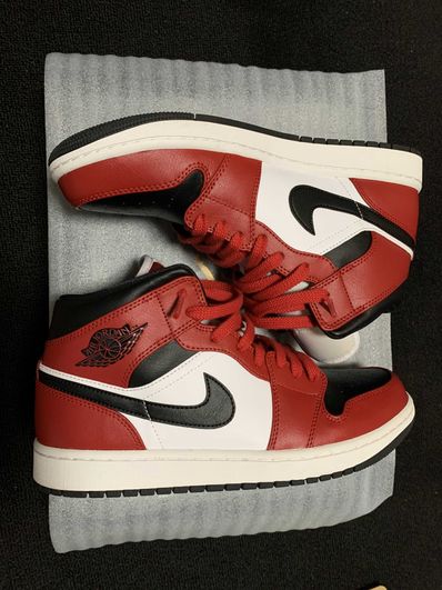 Nike Air Jordan 1 Mid "Chicago Black Toe"