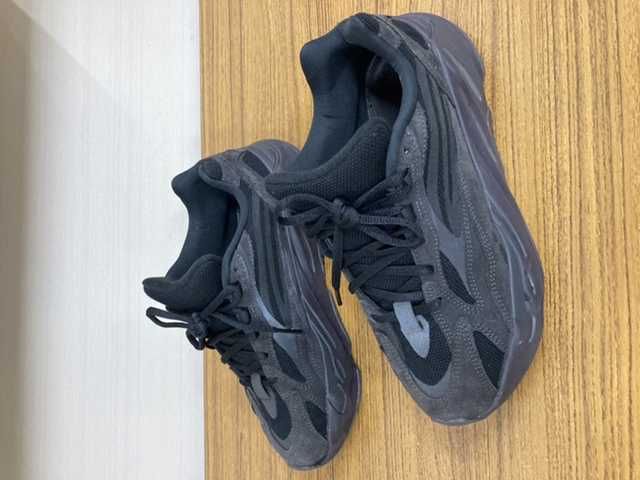 adidas YEEZY BOOST 700 V2 "Vanta"