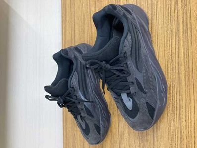 adidas YEEZY BOOST 700 V2 "Vanta"