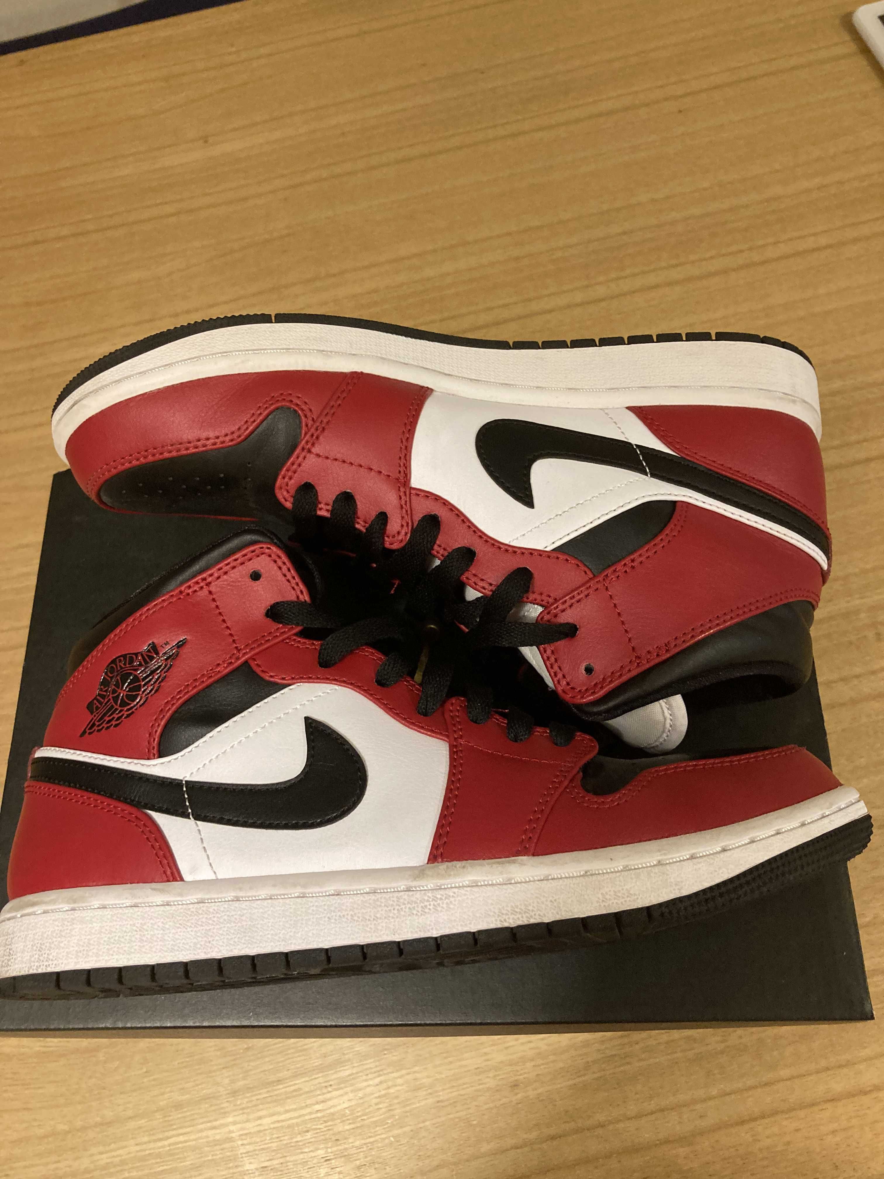 Nike Air Jordan 1 Mid "Chicago Black Toe"