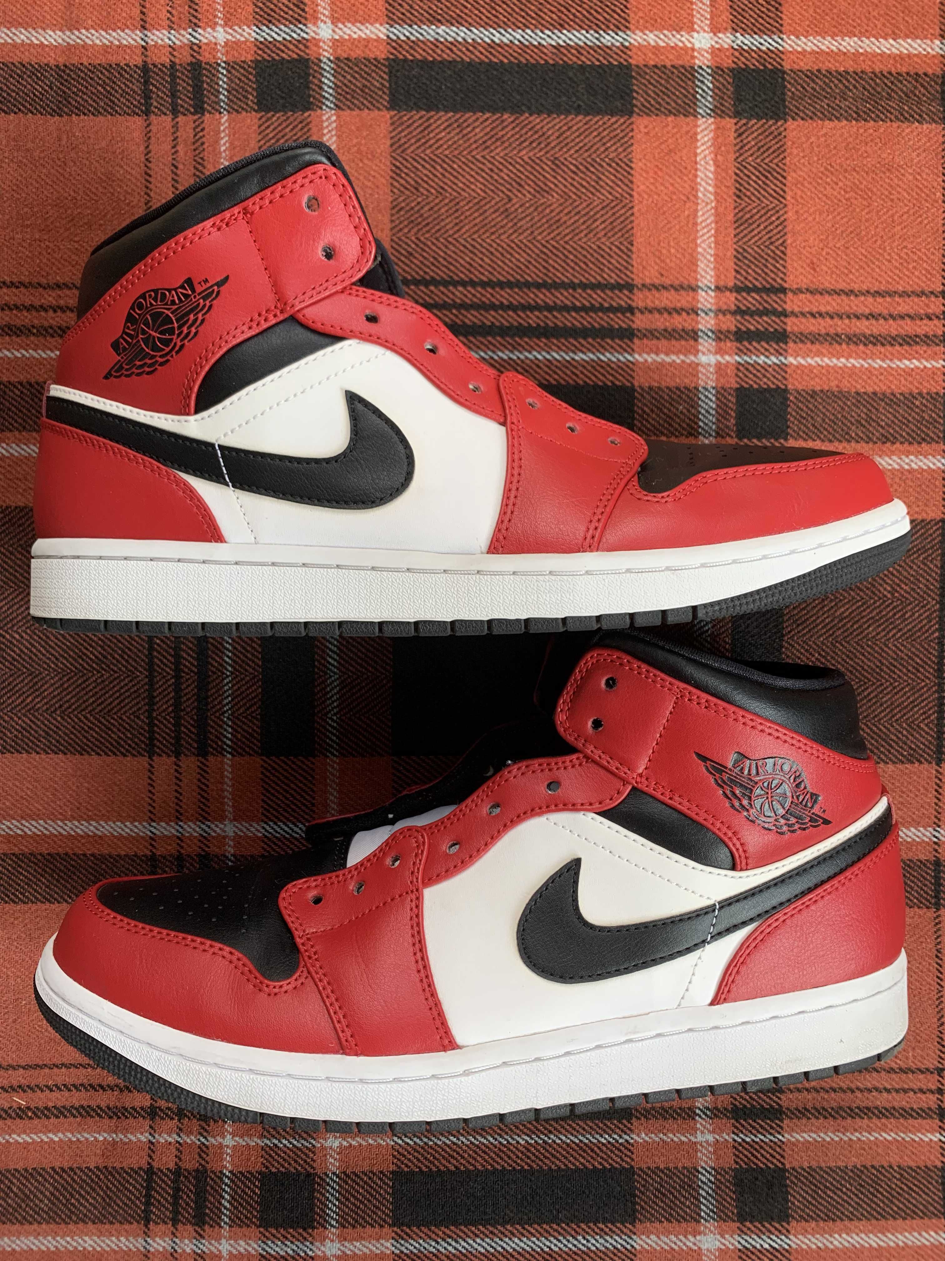 Nike Air Jordan 1 Mid "Chicago Black Toe"