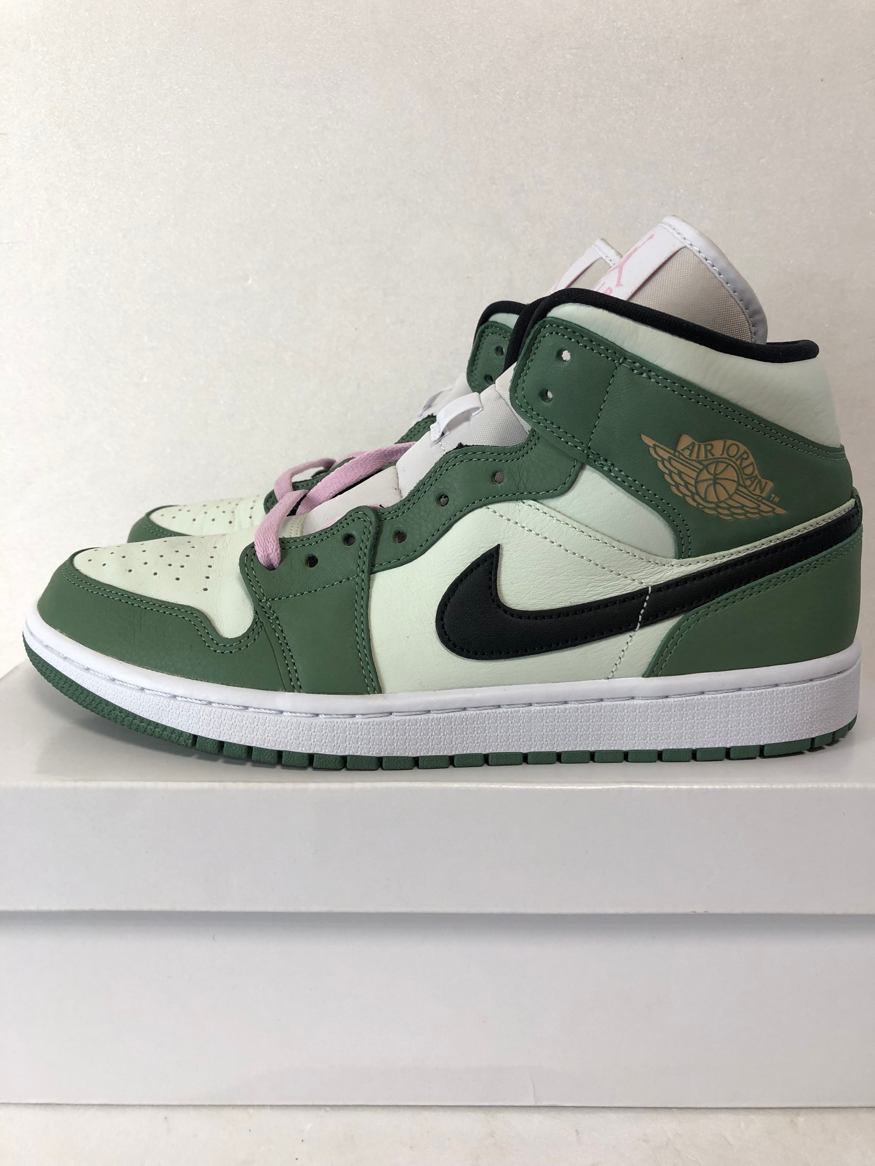 NIKE Women's AIR JORDAN 1 MID SE "DUTCH GREEN"