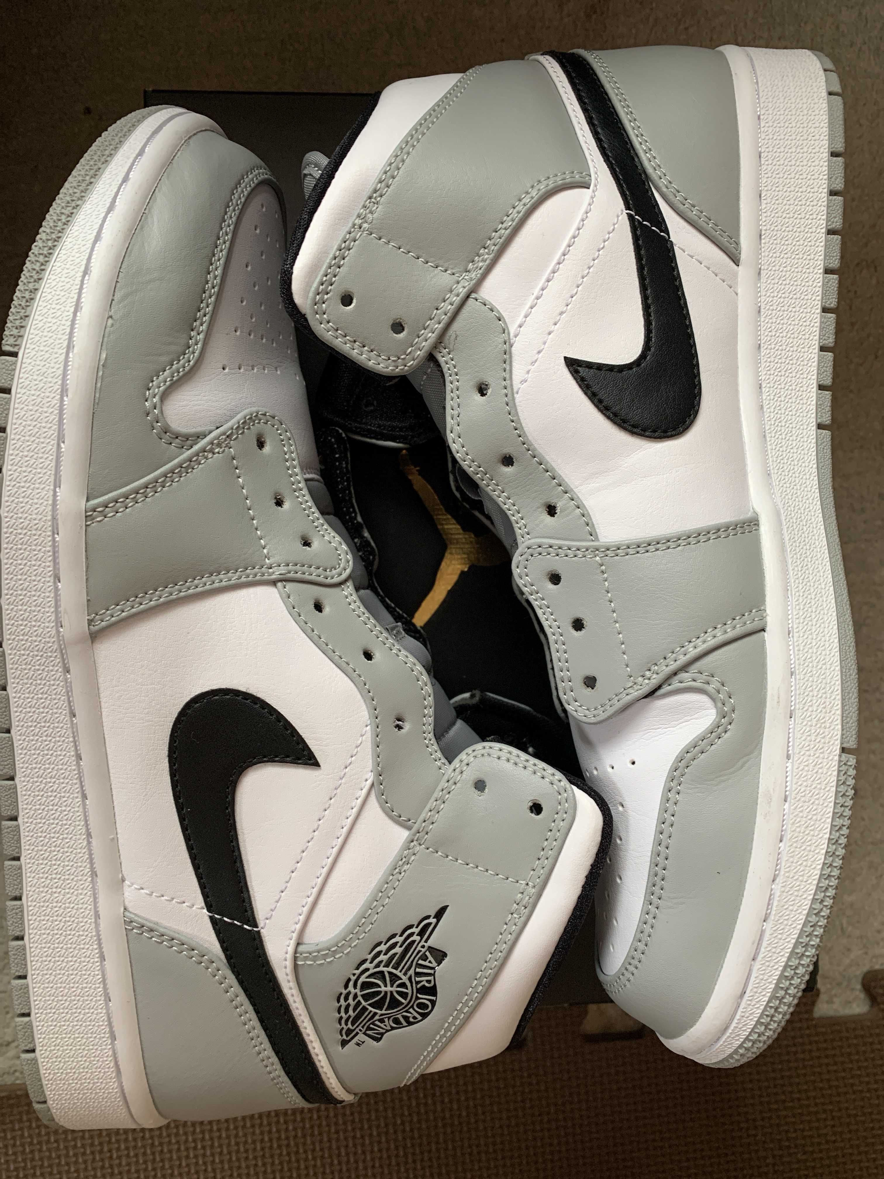 Nike Air Jordan 1 Mid "Light Smoke Grey/White/Black"