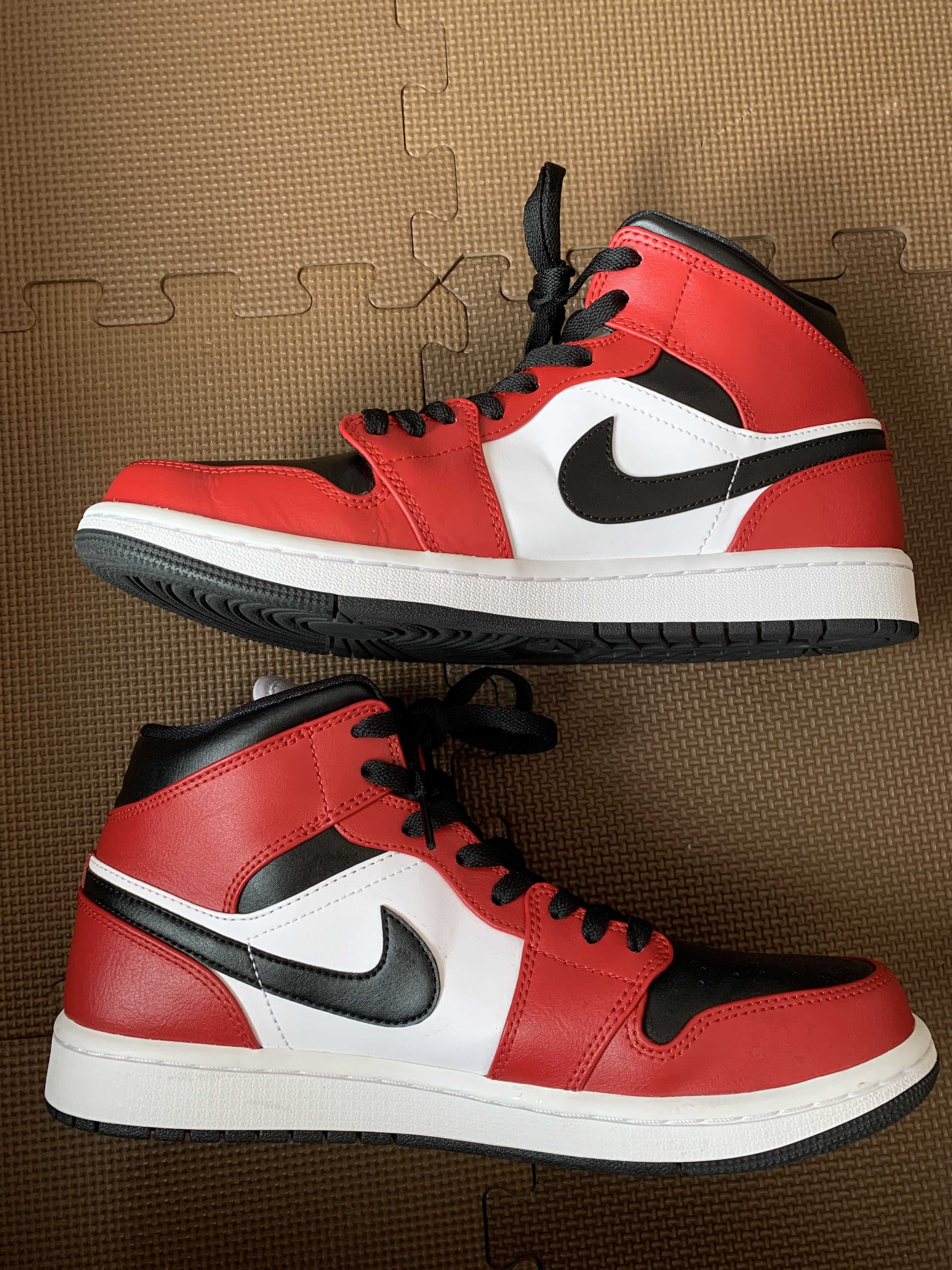 Nike Air Jordan 1 Mid "Chicago Black Toe"
