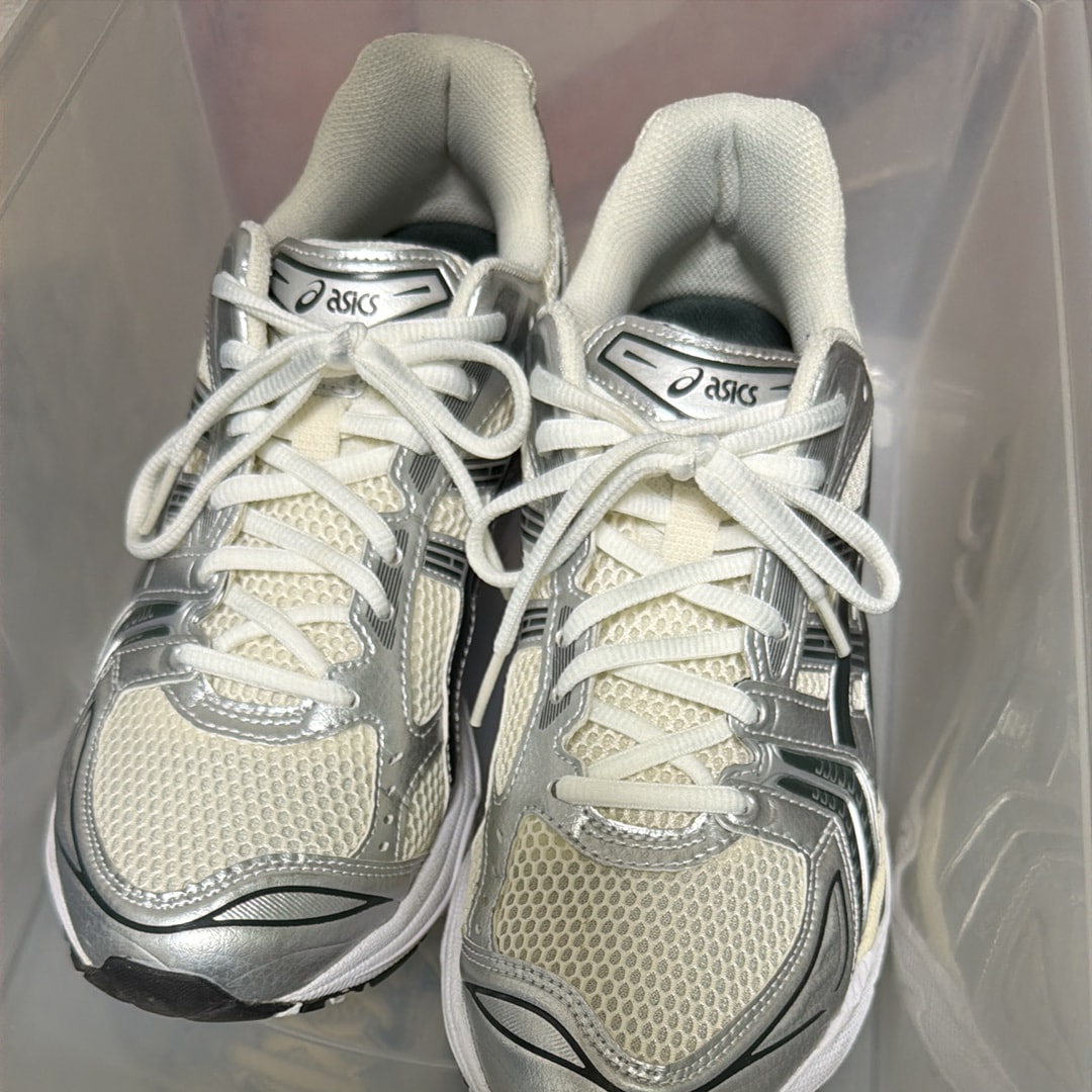 キス × アシックス ヴィンテージテック ゲルカヤノ14 "クリーム/スカラブ" (1203A566-100)