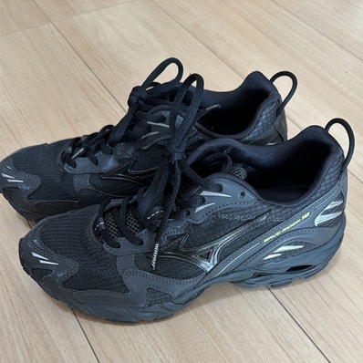 emmi × Mizuno Wave Rider 10 "Black"