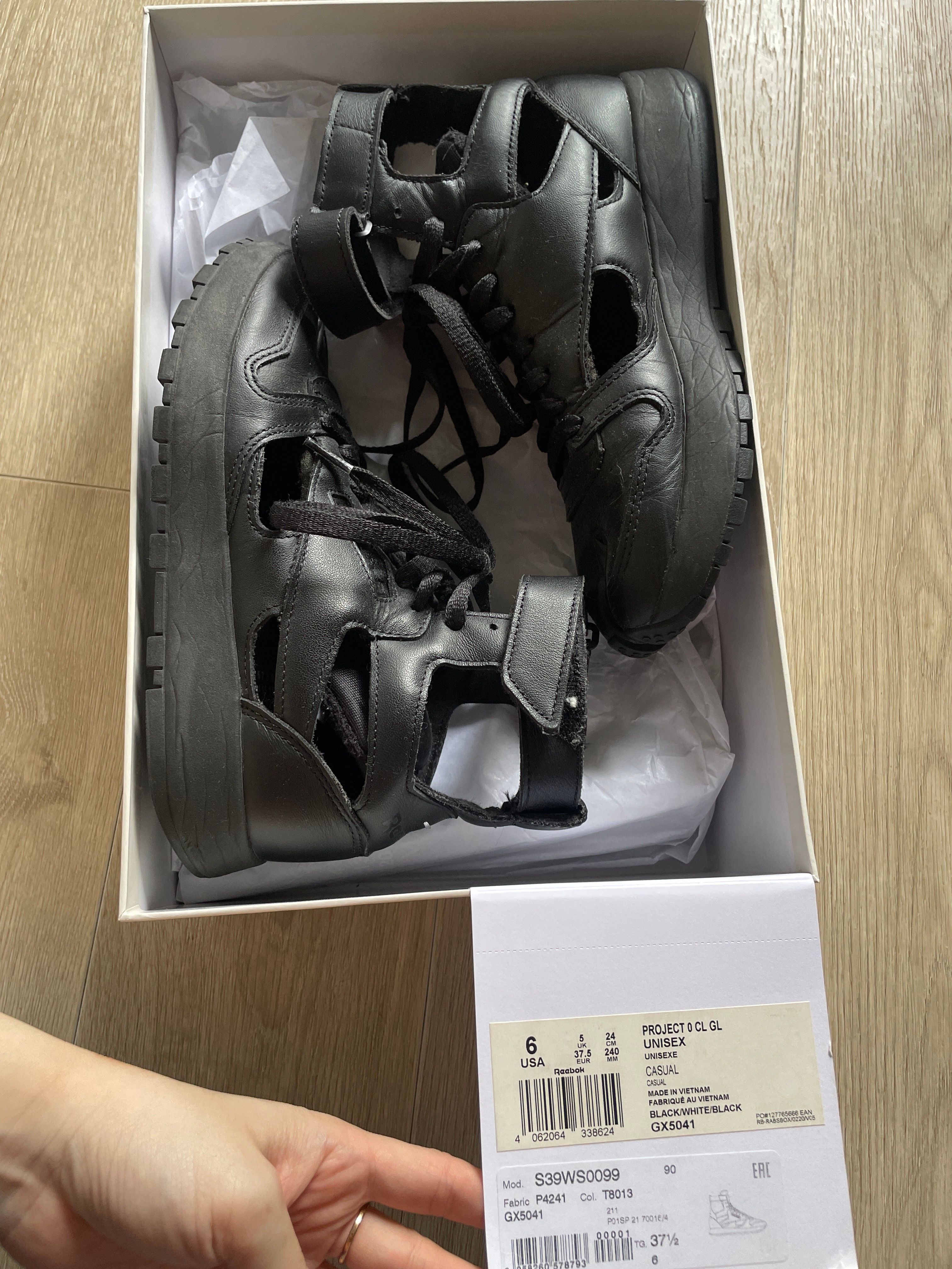 メゾンマルジェラ × リーボック クラシック レザー タビ ハイ "ブラック"