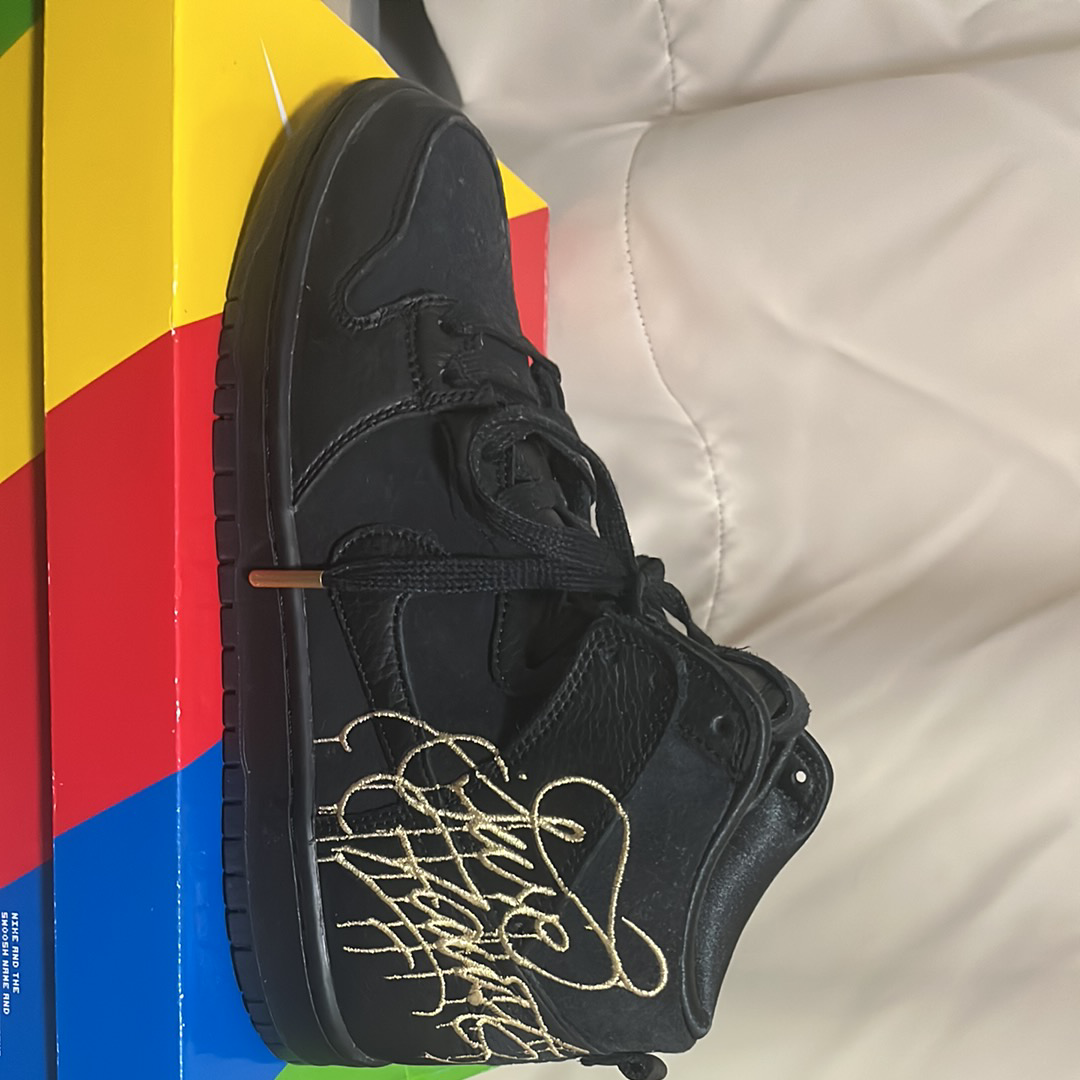 ファウスト × ナイキ SB ダンク ハイ "ブラック アンド メタリックゴールド"